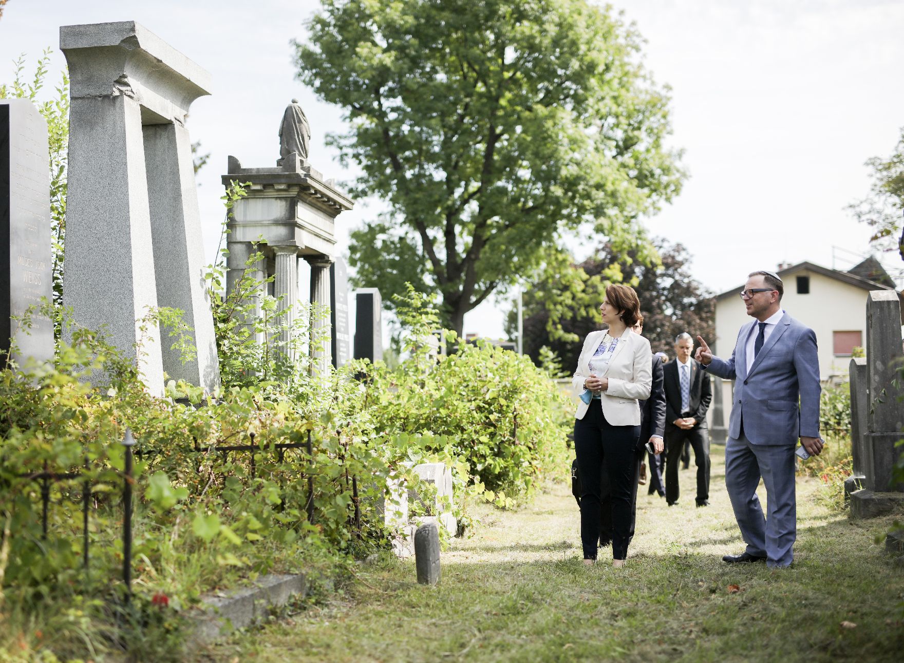 Am 28. August 2020 traf Bundesministerin Karoline Edtstadler (r.) den Präsidenten der Jüdischen Gemeinde Graz Elie Rosen (l.). Im Bild beim Besuch des Jüdischen Friedhofs.