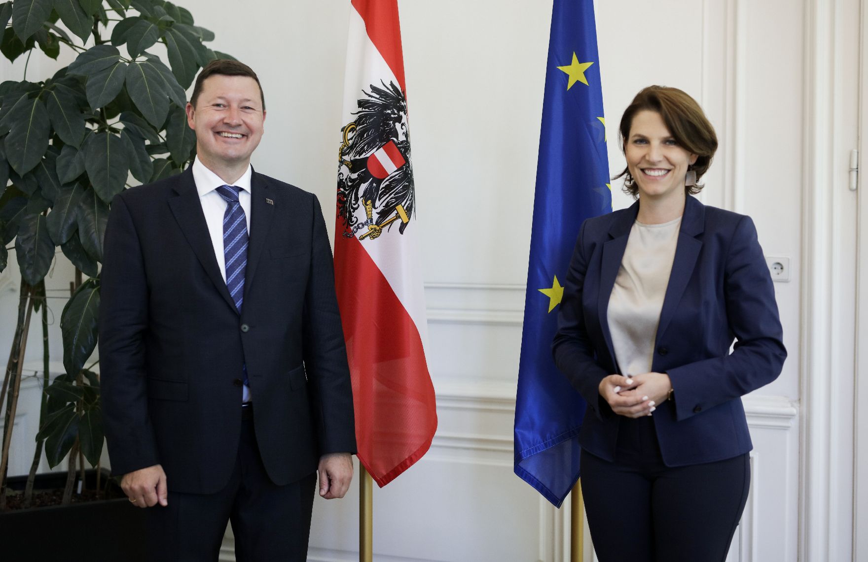 Am 8. September 2020 empfing Bundesministerin Karoline Edtstadler (r.) den Leiter der Vertretung der Europäischen Kommission in Österreich Martin Selmayr (l.) zu einem Gespräch.