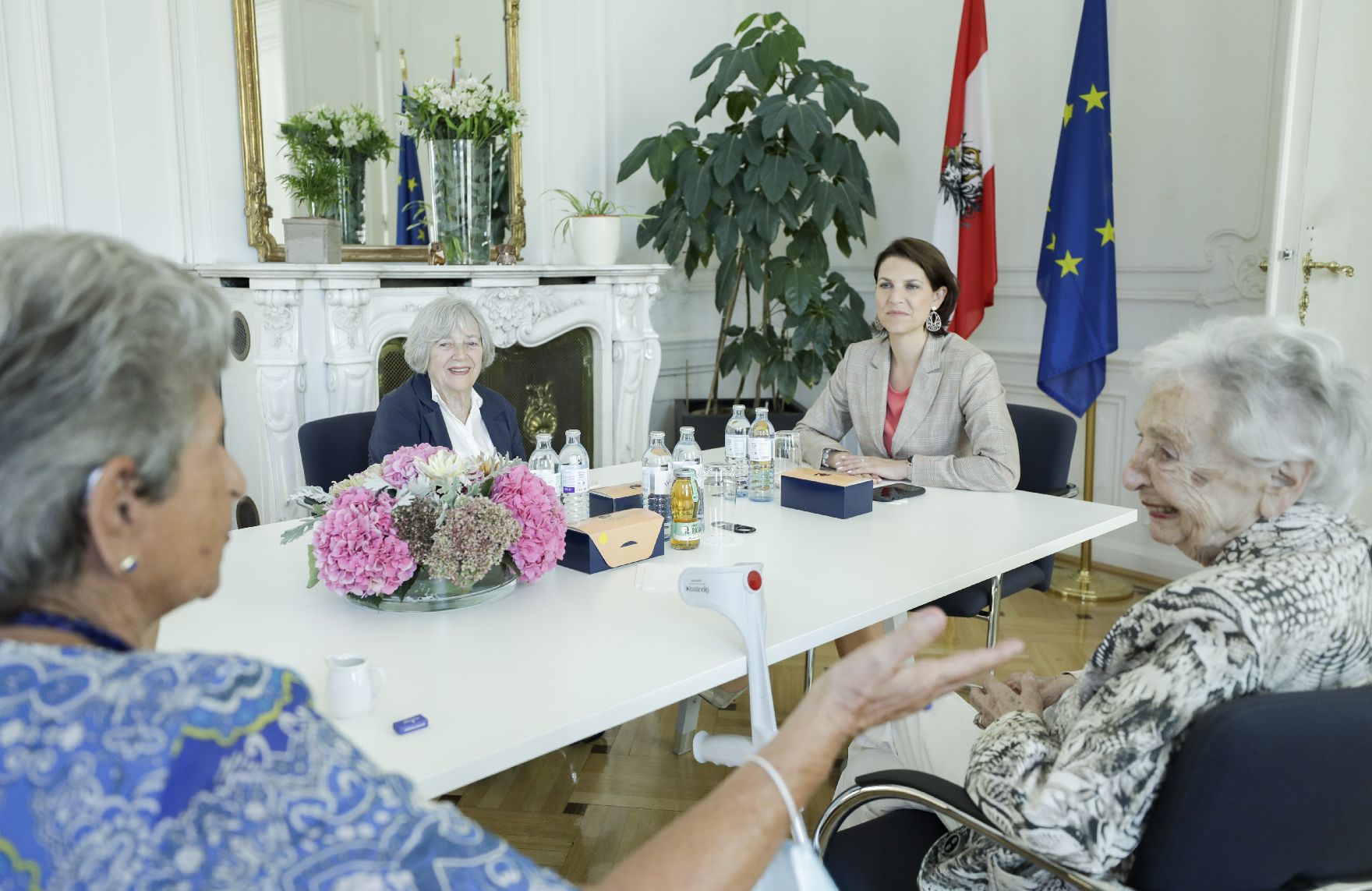 Am 15. September 2020 empfing Bundesministerin Karoline Edtstadler Zeitzeugen zu einem Gespräch.