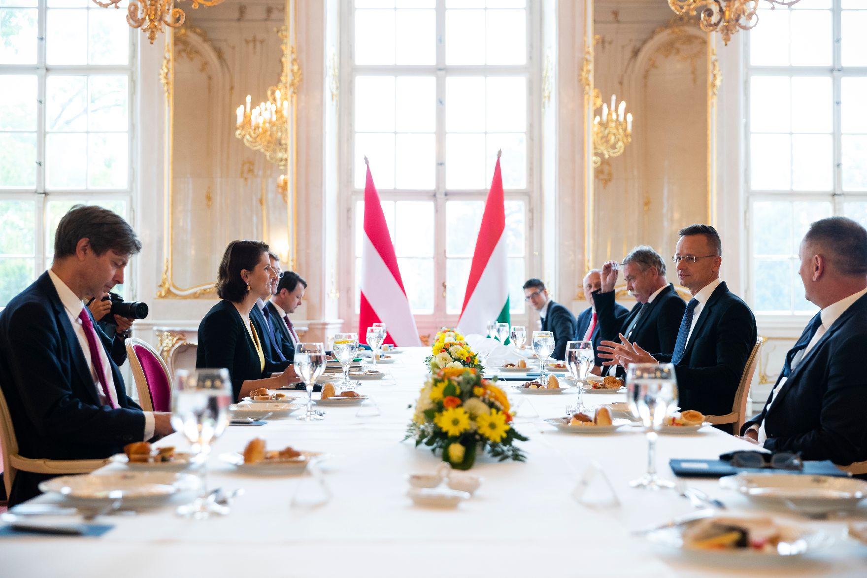 Am 25. September 2020 traf Bundesministerin Karoline Edtstadler (2.v.l.) im Rahmen ihres Arbeitsbesuchs in Ungarn den ungarischen Außenminister Péter Szijjártó (2.v.r.).