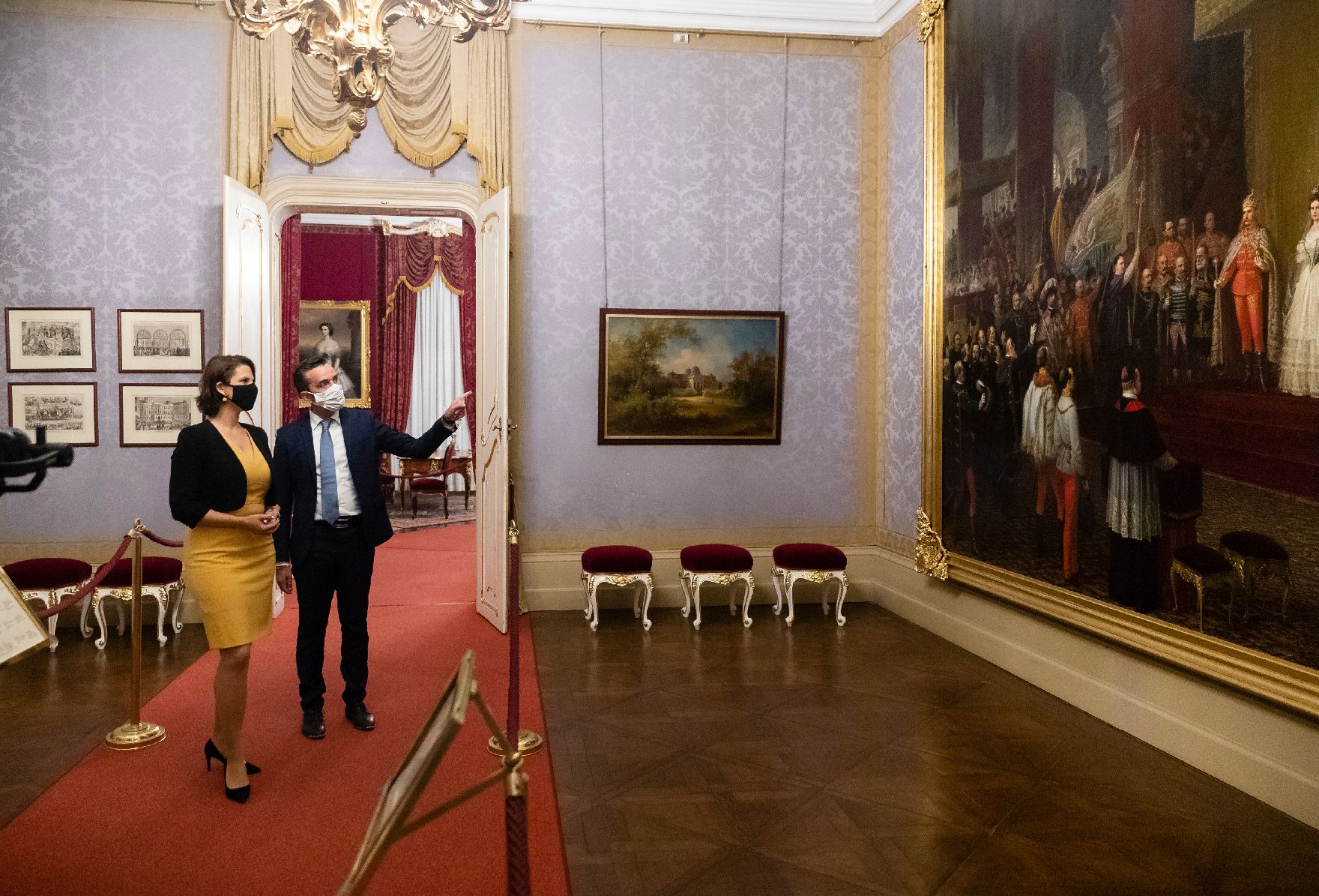 Am 25. September 2020 besuchte Bundesministerin Karoline Edtstadler (l.) im Rahmen ihres Arbeitsbesuchs in Ungarn das Schloss Gödöllő.