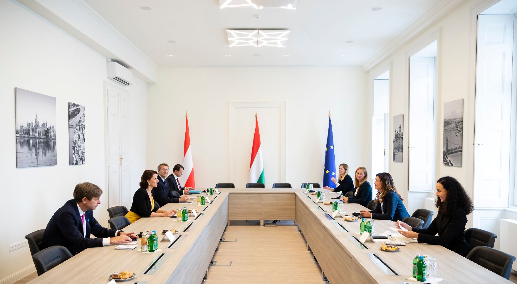 Am 25. September 2020 traf Bundesministerin Karoline Edtstadler (2.v.l.) im Rahmen ihres Arbeitsbesuchs in Ungarn die ungarische Justizministerin Judith Varga (2.v.r.).
