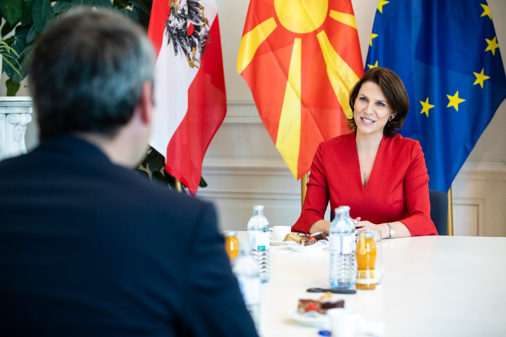 Am 1. Oktober 2020 traf Bundesministerin Karoline Edtstadler (r.) den Nord mazedonischen Umweltminister Naser Nuredini (l.).