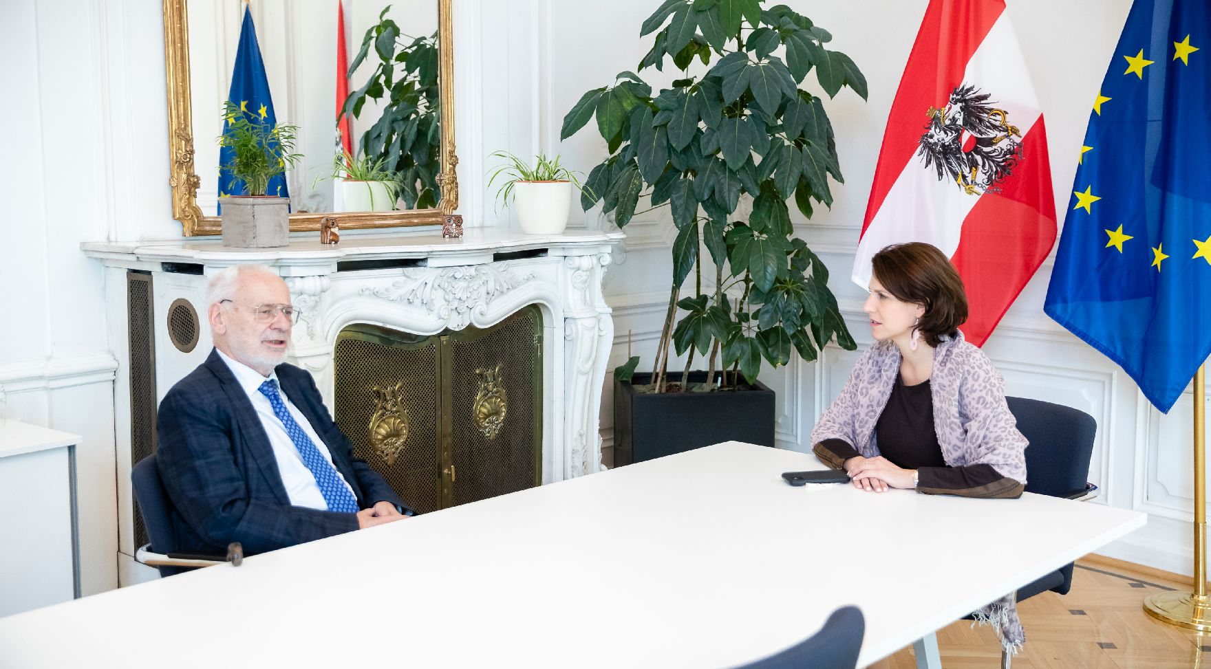 Am 2. Oktober 2020 traf Bundesministerin Karoline Edtstadler (r.) Erhard Busek (l.) zu einem Gespräch.