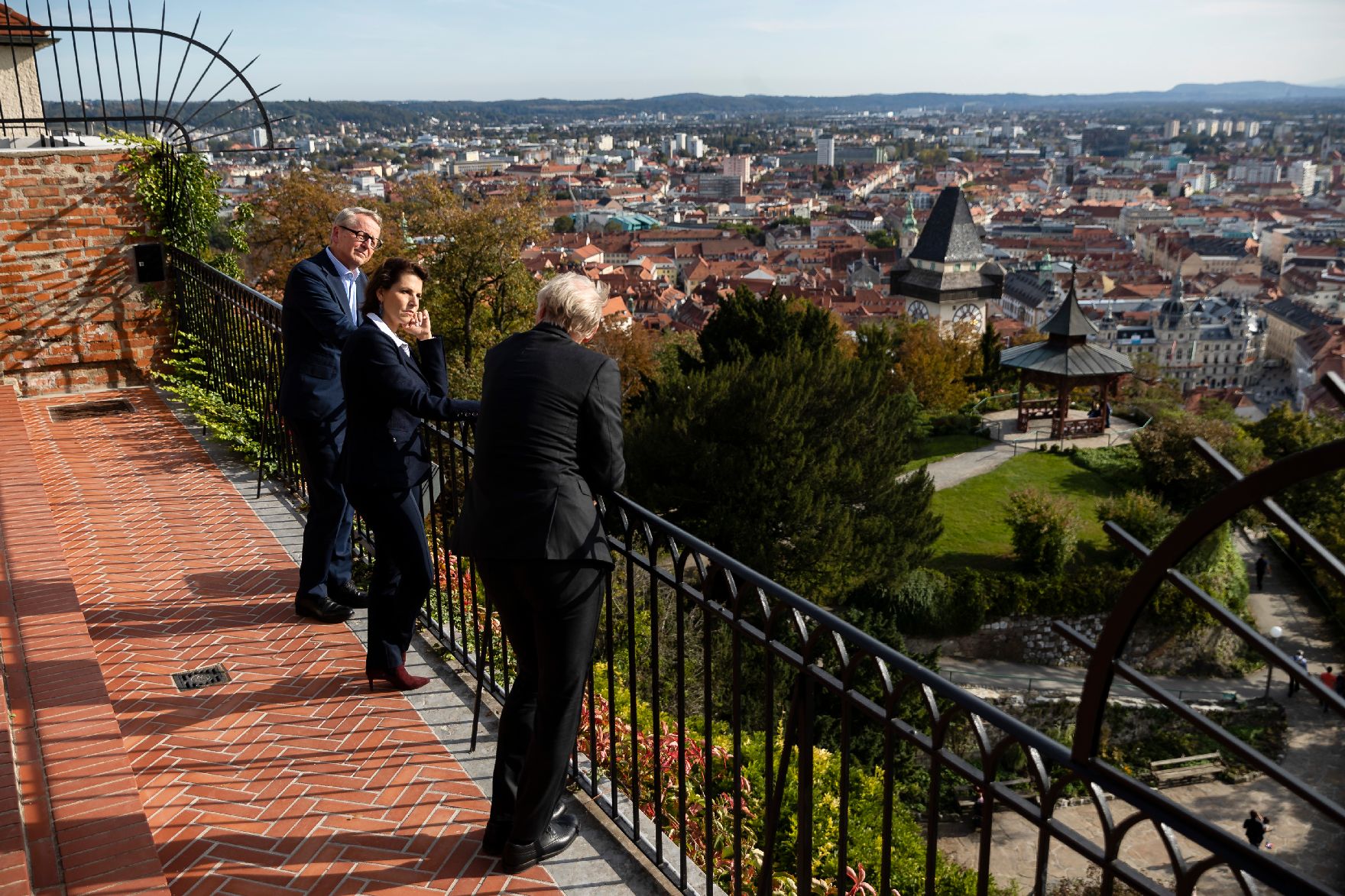 Am 9. Oktober 2020 besuchte Bundesministerin Karoline Edtstadler (m.) das Bundesland Steiermark. Im Bild beim Besuch des Graz Museum Schlossberg mit Stadtrat Günter Riegler (r.).