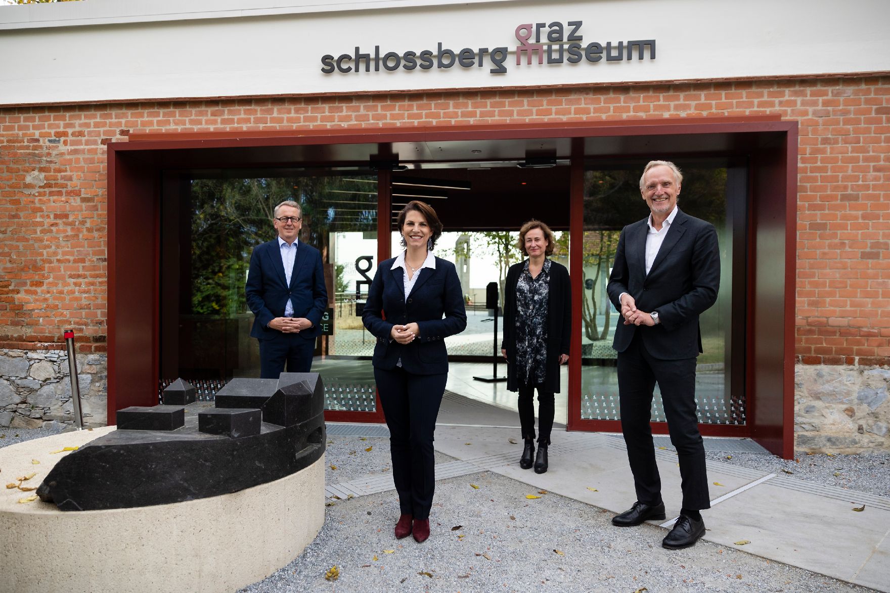 Am 9. Oktober 2020 besuchte Bundesministerin Karoline Edtstadler (m.l.) das Bundesland Steiermark. Im Bild beim Besuch des Graz Museum Schlossberg mit Stadtrat Günter Riegler (r.).