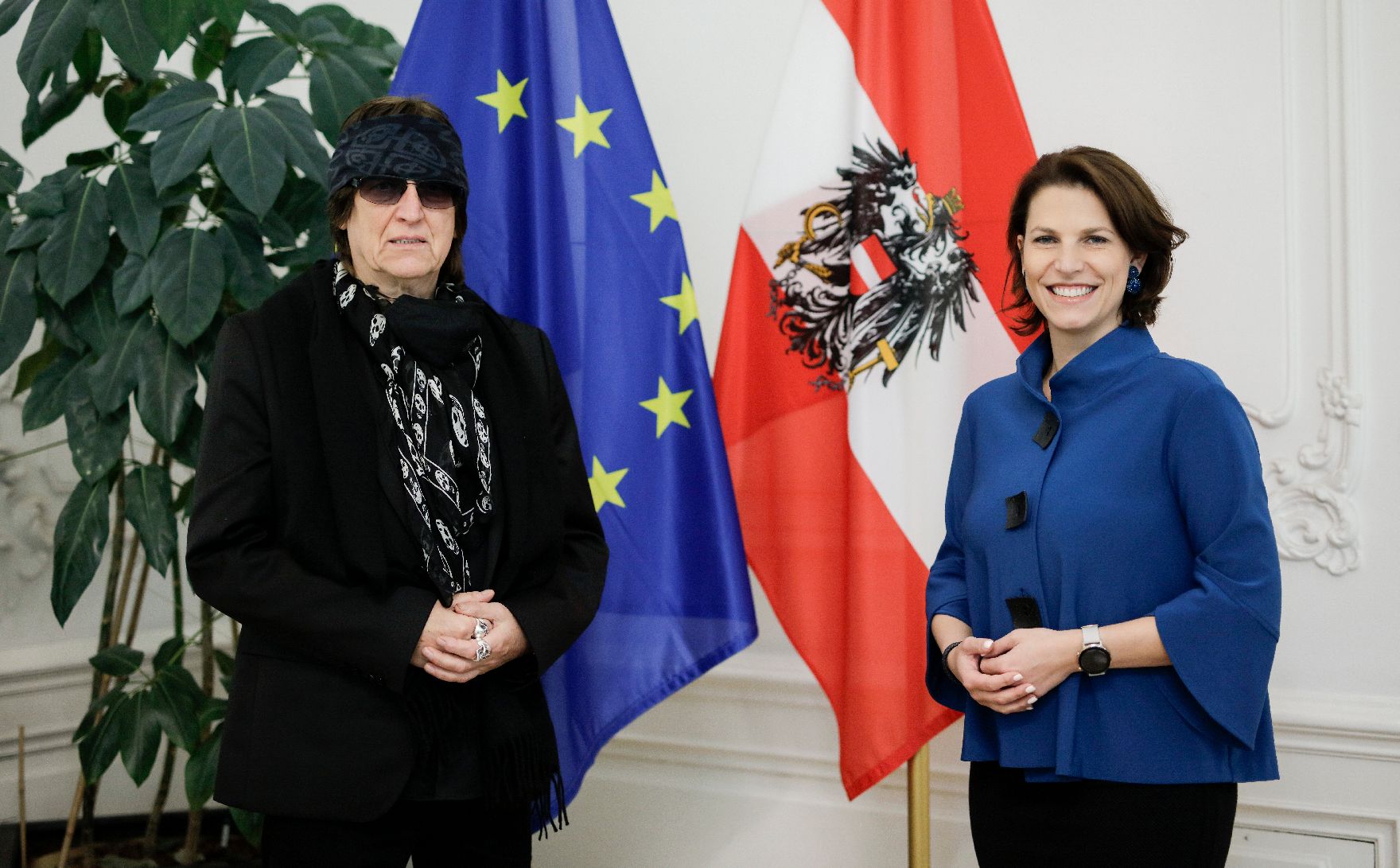 Am 12. Oktober 2020 empfing Bundesministerin Karoline Edtstadler (r.) den österreichisch-irischen Künstler Gottfried Helnwein (l.) im Bundeskanzleramt.