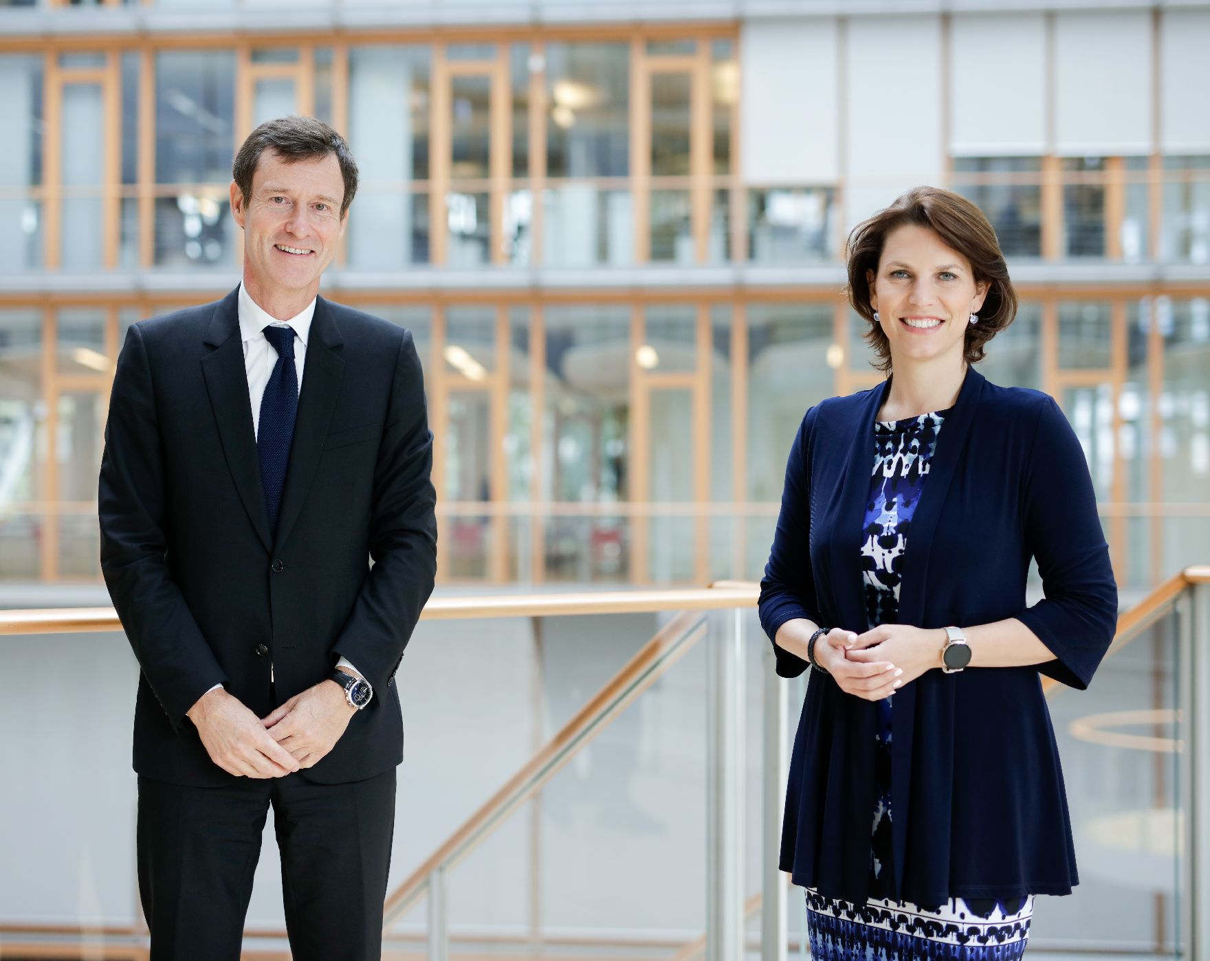 Am 14. Oktober 2020 besuchte Bundesministerin Karoline Edtstadler (r.) im Rahmen ihres Luxemburg Besuchs den Europäischen Investitionsfond. Im Bild mit dem geschäftsführenden Direktor des EIF Alain Godard (l.).
