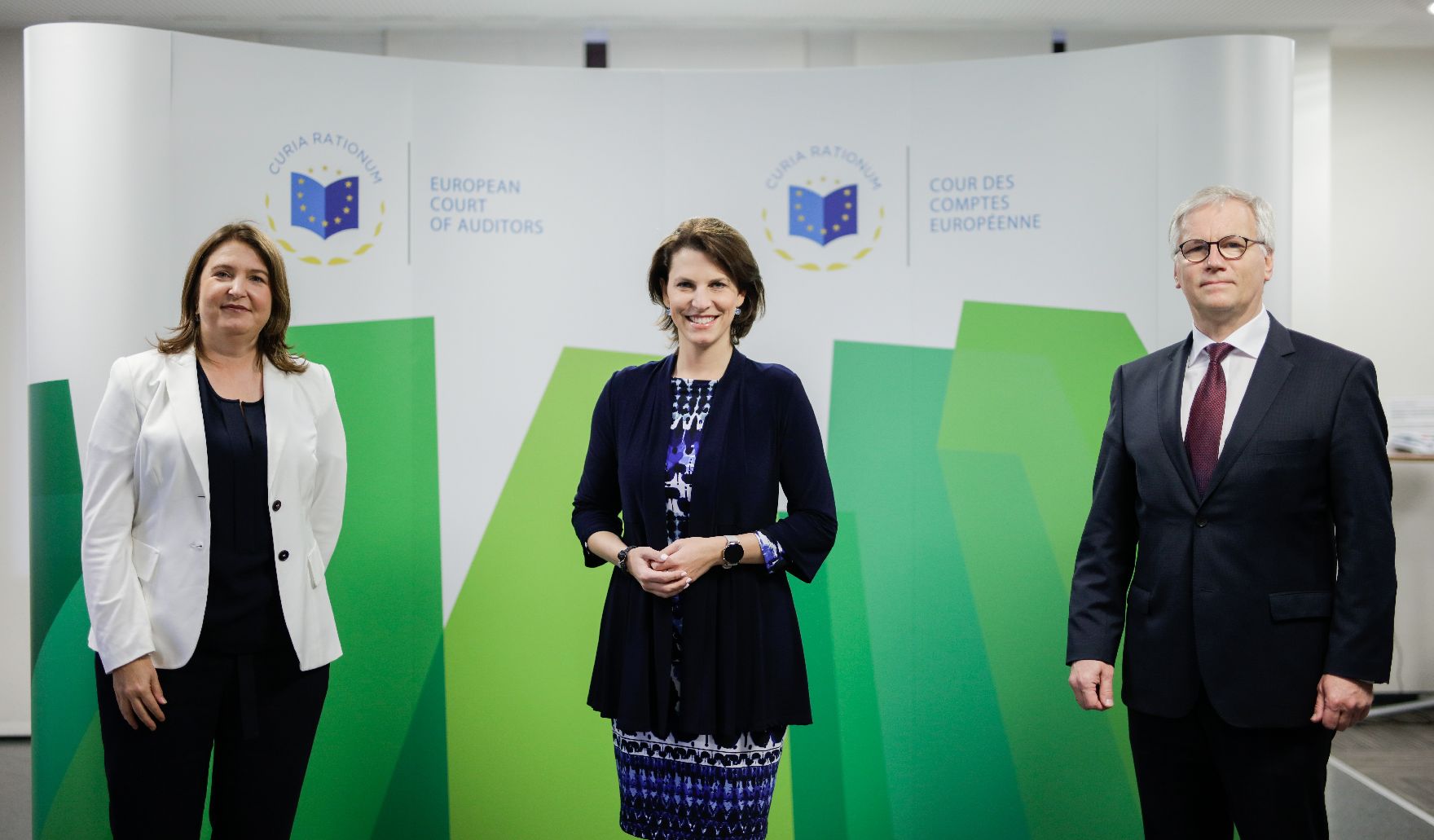 Am 14. Oktober 2020 traf Bundesministerin Karoline Edtstadler (m.) im Rahmen ihres Luxemburg Besuchs Helga Berger (l.) und Rimantas Šadžius (r.) vom Europäischen Rechnungshof.