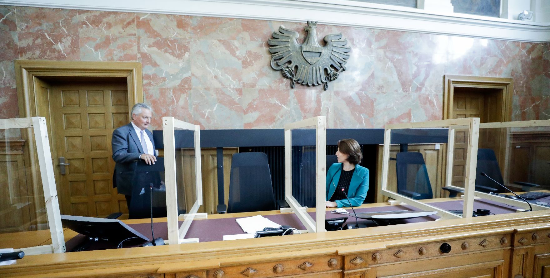 Am 23. Oktober 2020 besuchte Bundesministerin Karoline Edtstadler (r.) im Rahmen ihres Bundesländertags in Salzburg das Landesgericht. Im Bild mit dem Präsidenten Hans Rathgeb (l.).