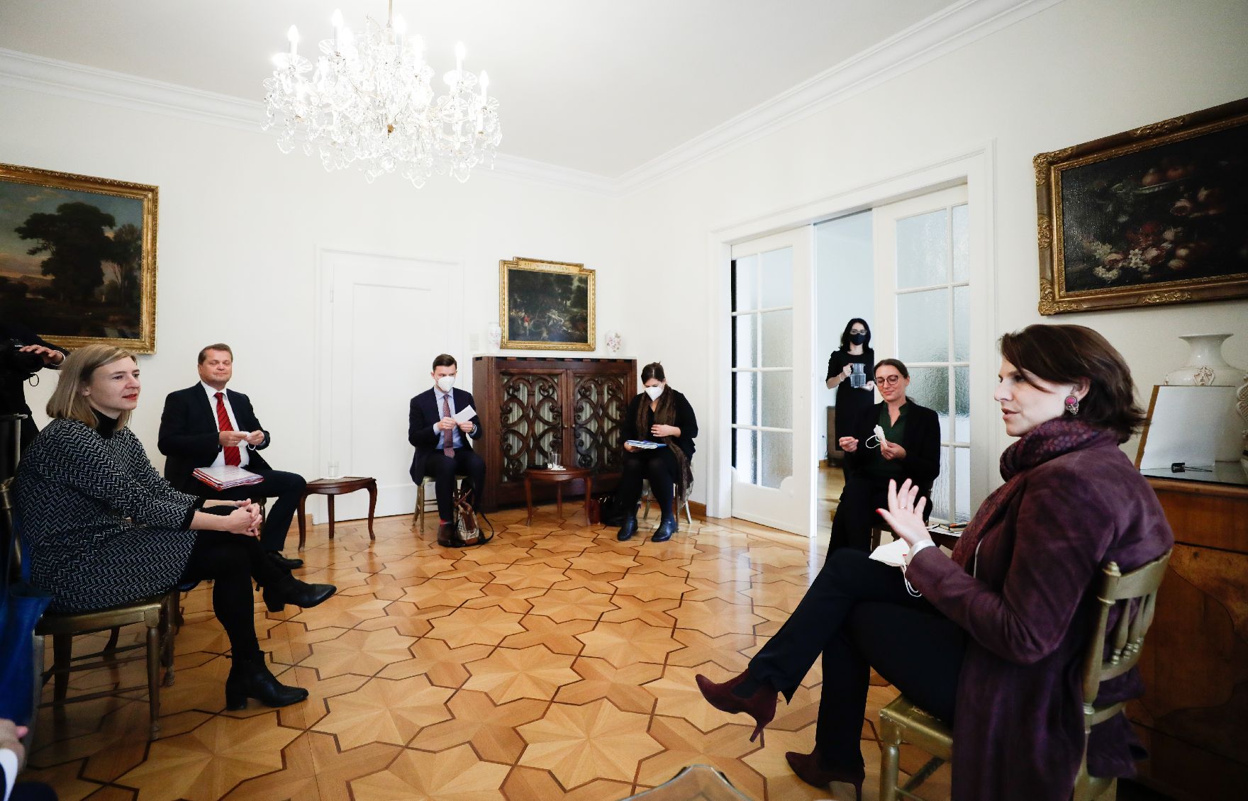 Am 27. Oktober 2020 nahm Bundesministerin Karoline Edtstadler (r.) im Rahmen ihres München Besuchs an einem Gespräch mit Expertinnen zum Thema "Hass im Netz" teil.