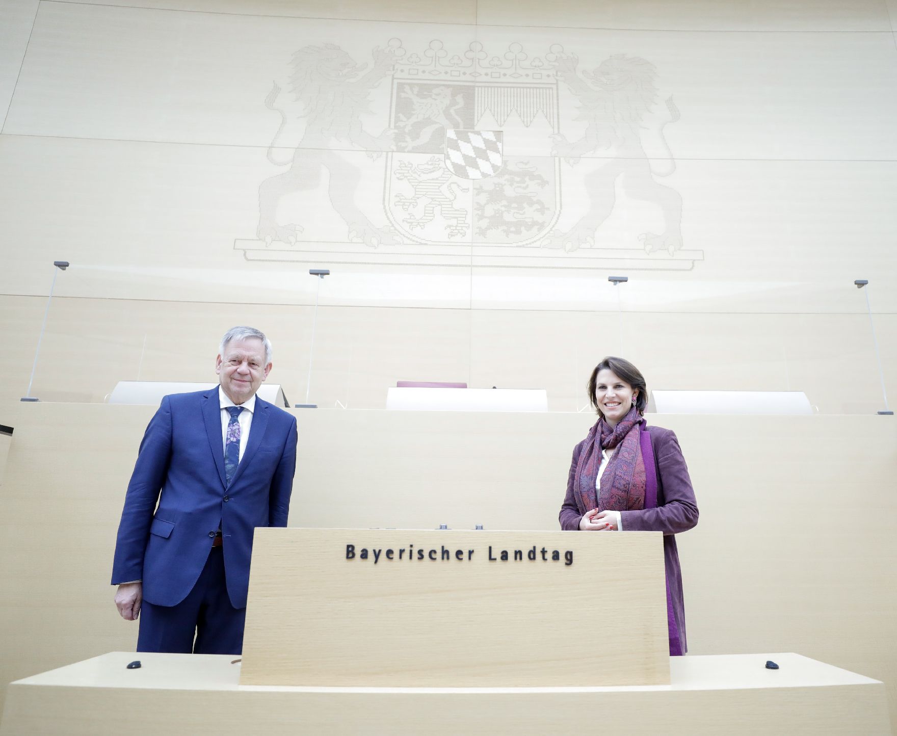 Am 27. Oktober 2020 besuchte Bundesministerin Karoline Edtstadler (r.) im Rahmen ihres München Besuchs den Bayrischen Landtag. Im Bild mit dem Vizepräsidenten des bayrischen Landtags Karl Freller (l.).