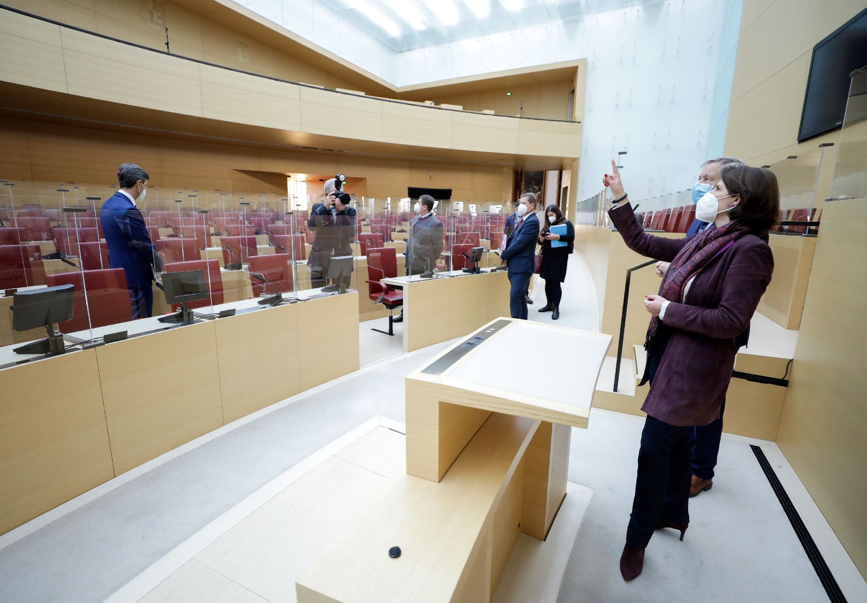 Am 27. Oktober 2020 besuchte Bundesministerin Karoline Edtstadler (r.) im Rahmen ihres München Besuchs den Bayrischen Landtag.