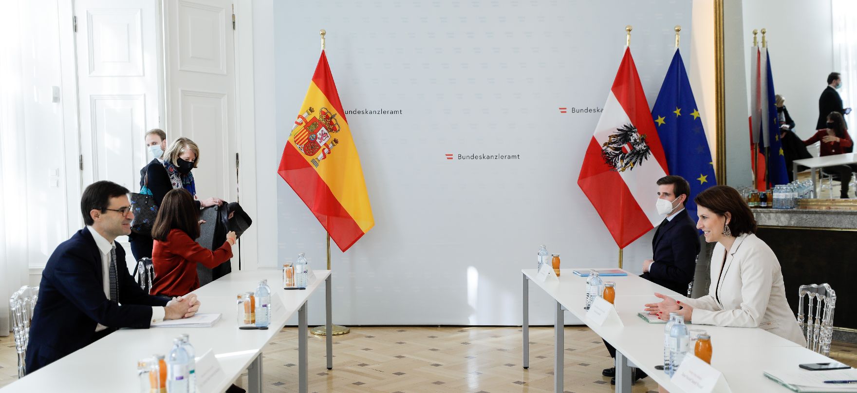 Am 28. Oktober 2020 empfing Bundesministerin Karoline Edtstadler (r.) den spanischen Staatssekretär für die Europäische Union Juan González-Barba Pera (l.) zu einem Arbeitsgespräch im Bundeskanzleramt.