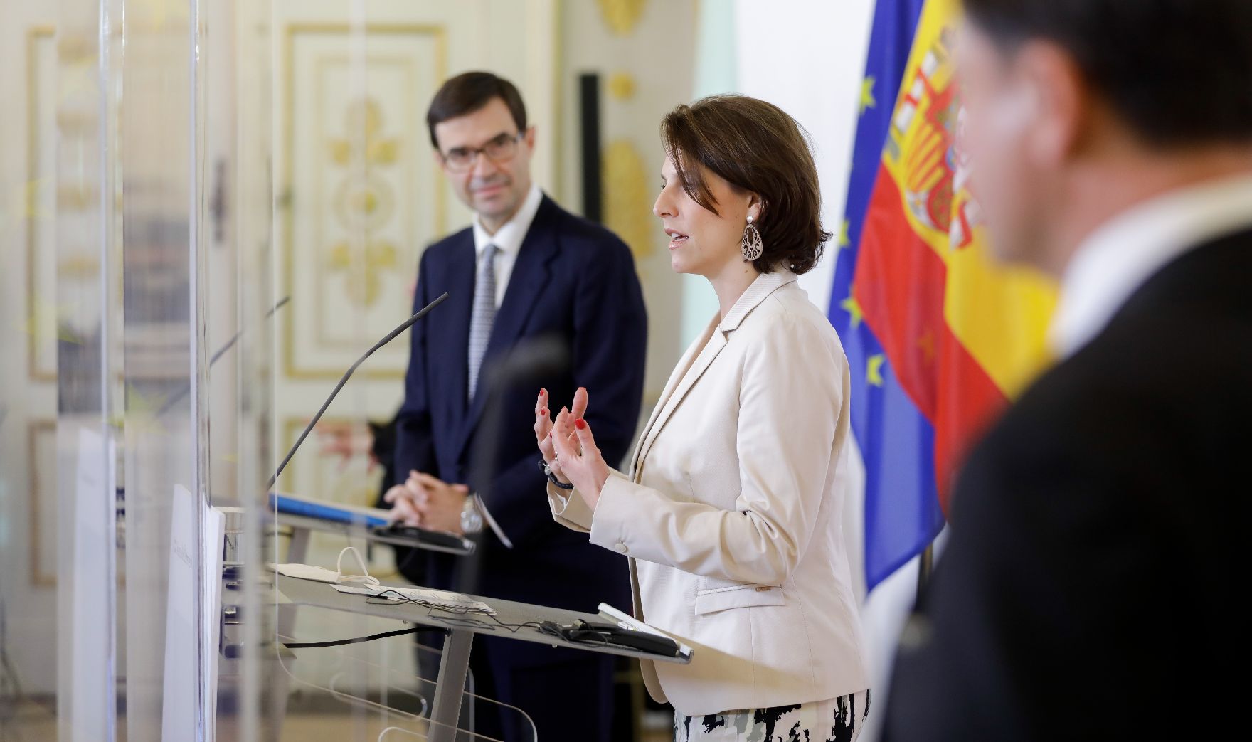 Am 28. Oktober 2020 empfing Bundesministerin Karoline Edtstadler den spanischen Staatssekretär für die Europäische Union Juan González-Barba Pera zu einem Arbeitsgespräch im Bundeskanzleramt. Im Bild bei einer gemeinsamen Pressekonferenz.