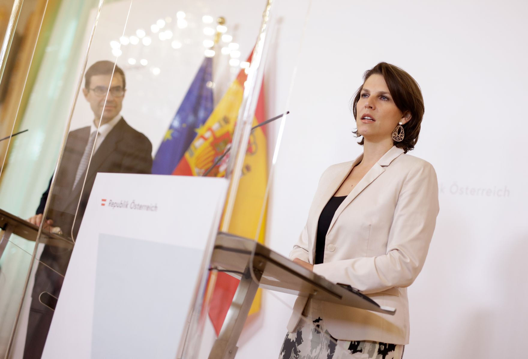Am 28. Oktober 2020 empfing Bundesministerin Karoline Edtstadler (r.) den spanischen Staatssekretär für die Europäische Union Juan González-Barba Pera (l.) zu einem Arbeitsgespräch im Bundeskanzleramt. Im Bild bei einer gemeinsamen Pressekonferenz.