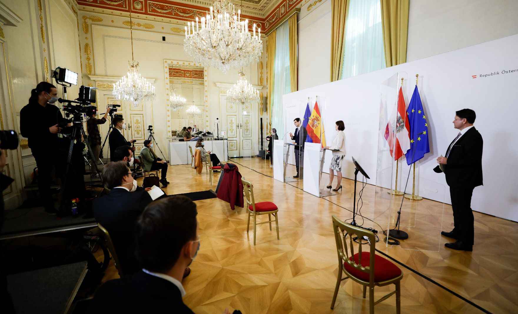Am 28. Oktober 2020 empfing Bundesministerin Karoline Edtstadler den spanischen Staatssekretär für die Europäische Union Juan González-Barba Pera zu einem Arbeitsgespräch im Bundeskanzleramt. Im Bild bei einer gemeinsamen Pressekonferenz.