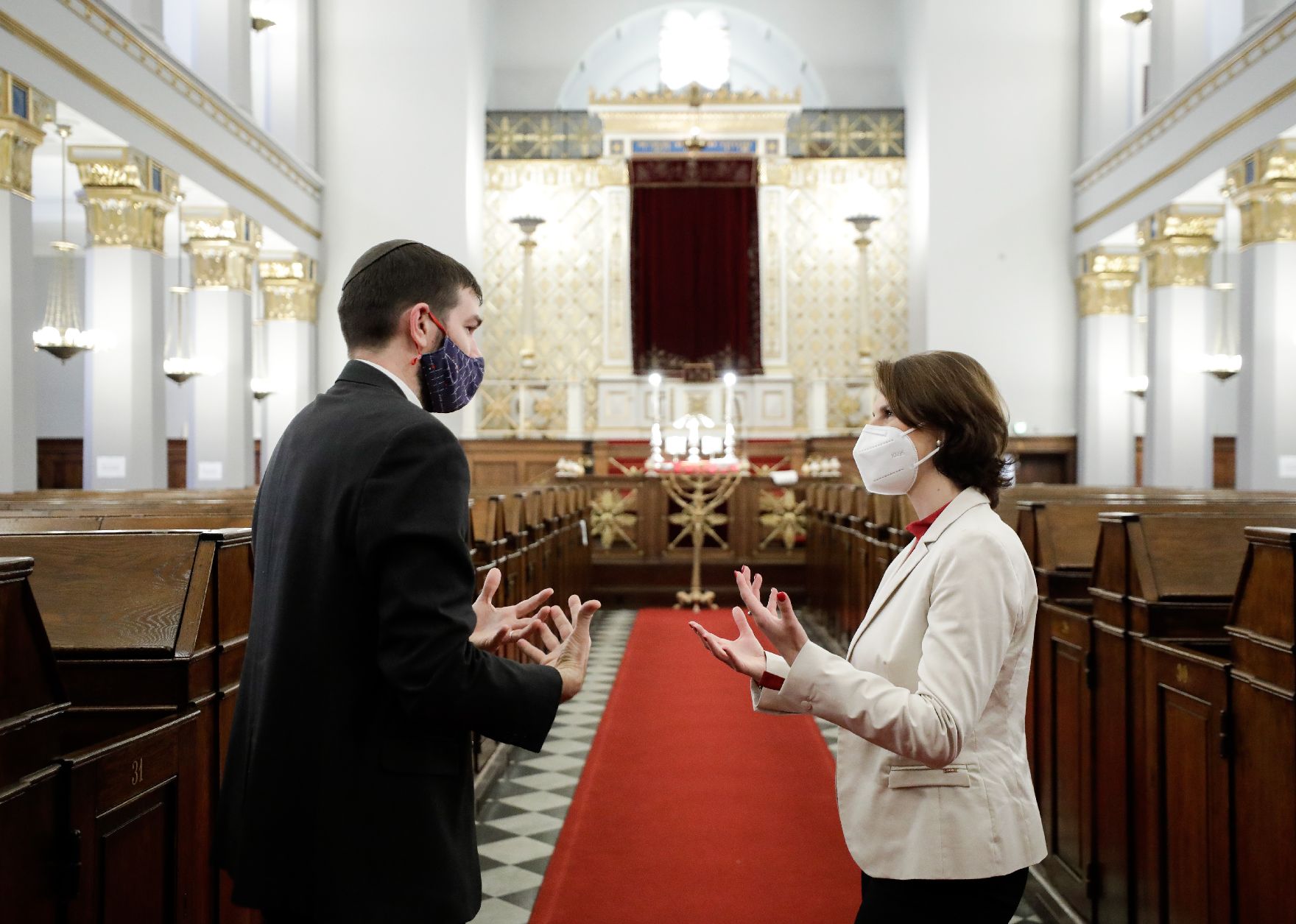 Am 29. Oktober 2020 traf Bundesministerin Karoline Edtstadler (r.) im Rahmen ihres Arbeitsbesuchs in Kopenhagen den dänischen Oberrabiner Jair Melchior (l.). Im Bild beim Besuch der Synagoge.