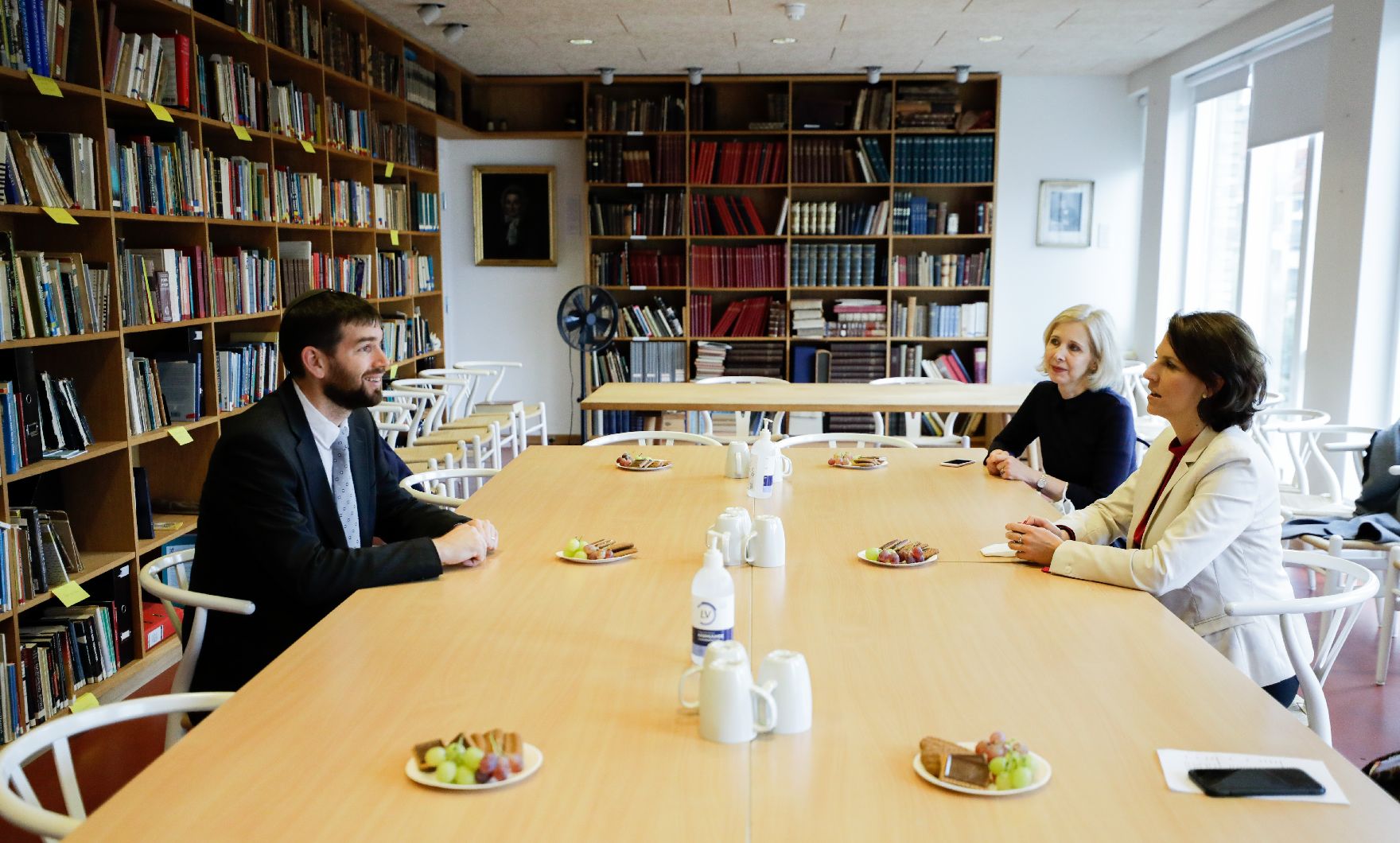 Am 29. Oktober 2020 traf Bundesministerin Karoline Edtstadler (r.) im Rahmen ihres Arbeitsbesuchs in Kopenhagen den dänischen Oberrabiner Jair Melchior (l.).