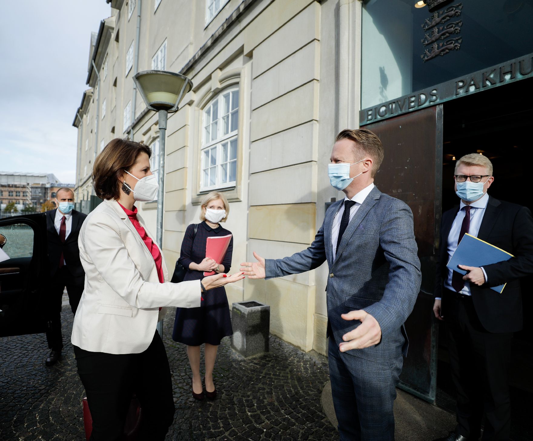 Am 29. Oktober 2020 traf Bundesministerin Karoline Edtstadler (l.) im Rahmen ihres Arbeitsbesuchs in Kopenhagen den dänischen Außenminister Jeppe Kofod (r.).
