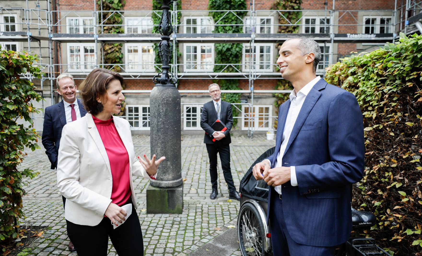 Am 29. Oktober 2020 traf Bundesministerin Karoline Edtstadler (l.) im Rahmen ihres Arbeitsbesuchs in Kopenhagen den dänischen Integrationsminister Mattias Tesfaye (r.).