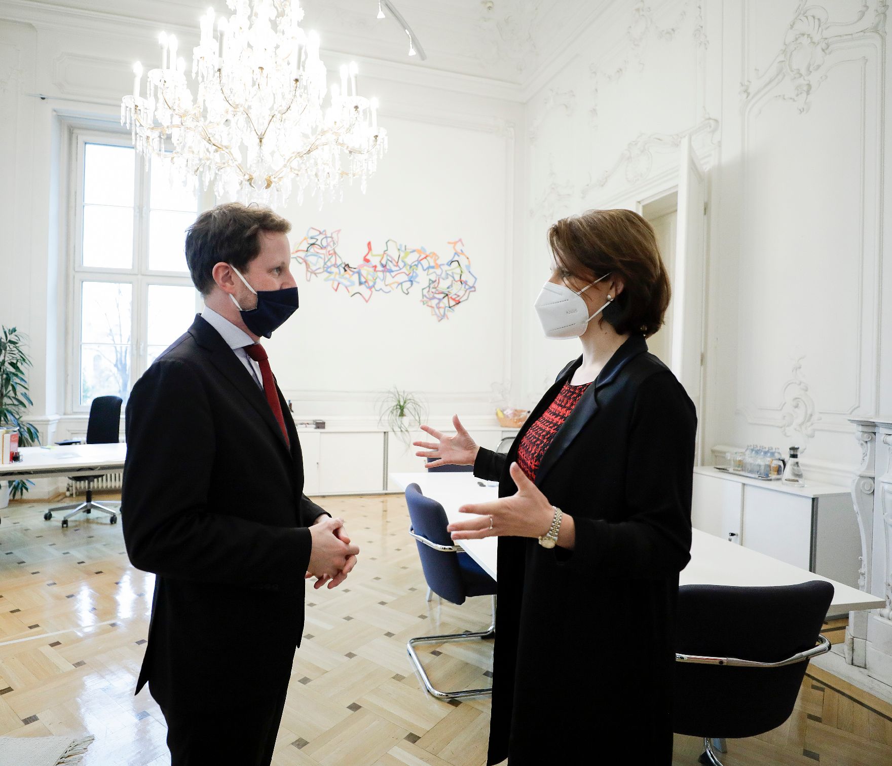 Am 9. November 2020 empfing Bundesministerin Karoline Edtstadler (r.) den französischen Europa-Staatssekretär Clement Beaune (l.) im Bundeskanzleramt.