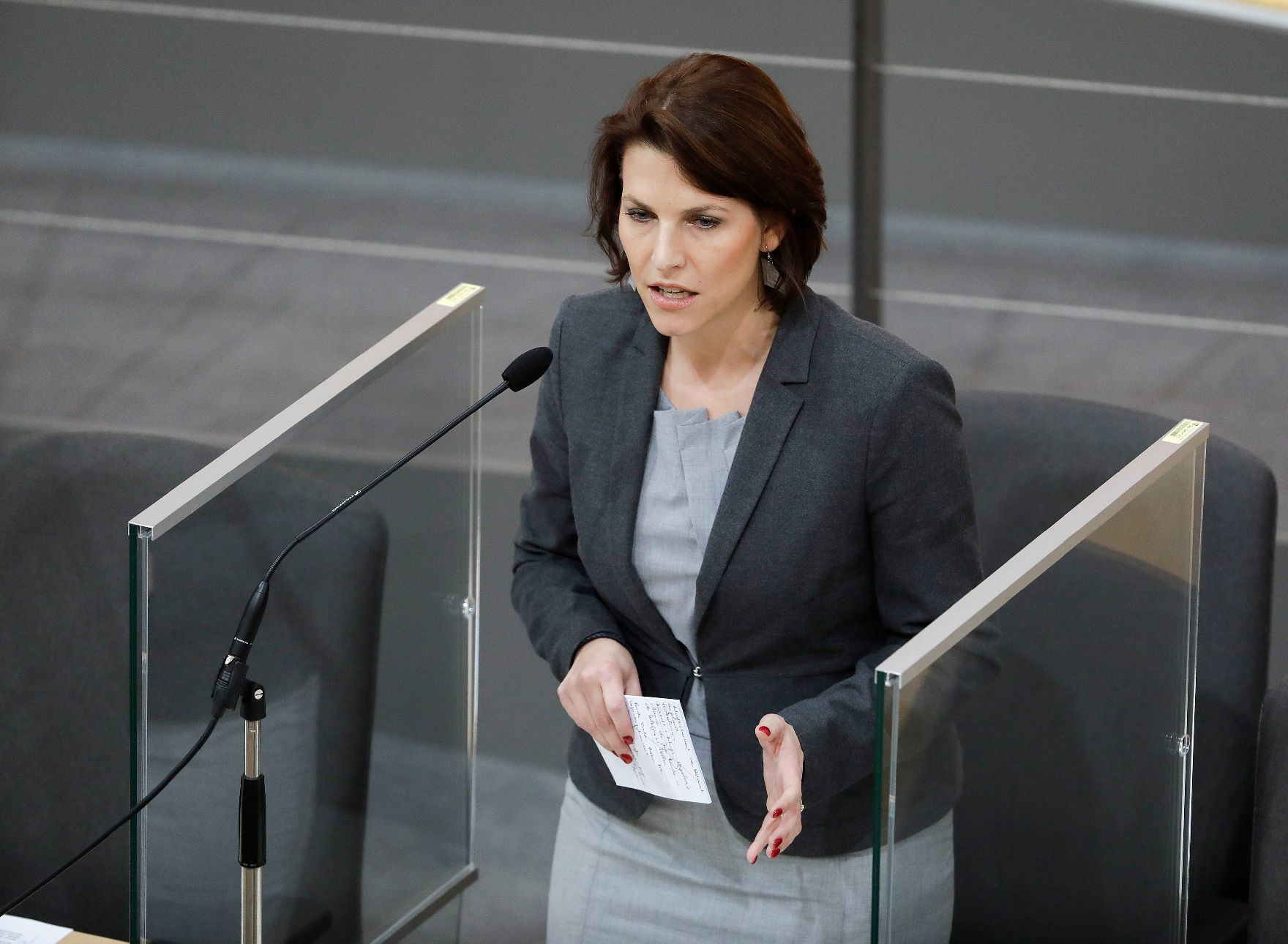 Am 10. Dezember 2020 sprach Bundesministerin Karoline Edtstadler (im Bild) in der Aktuellen Stunde bei der Nationalratssitzung im Parlament.