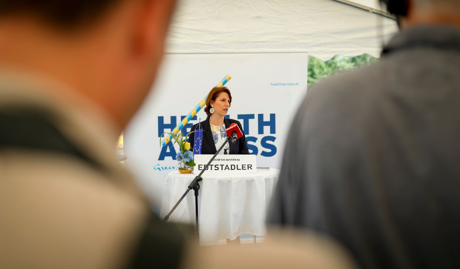 Am 26. Juni 2020 reiste Bundesministerin Karoline Edtstadler (im Bild) anlässlich eines Bundesländertags nach Niederösterreich. Im Bild beim Besuch der Baustelle des grenzüberschreitenden „Healthacross Gesundheitszentrums“.