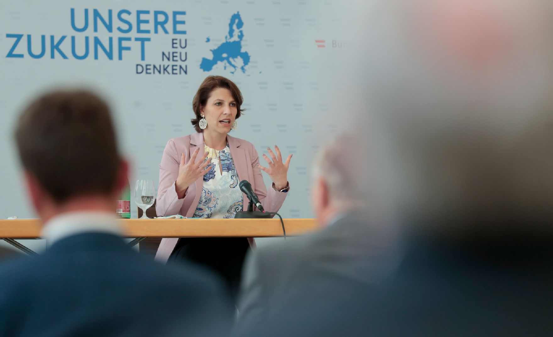 Am 26. Juni 2020 reiste Bundesministerin Karoline Edtstadler (im Bild) anlässlich eines Bundesländertags nach Niederösterreich. Im Bild beim Dialog über die Zukunft der EU mit EU-Gemeinderäten.