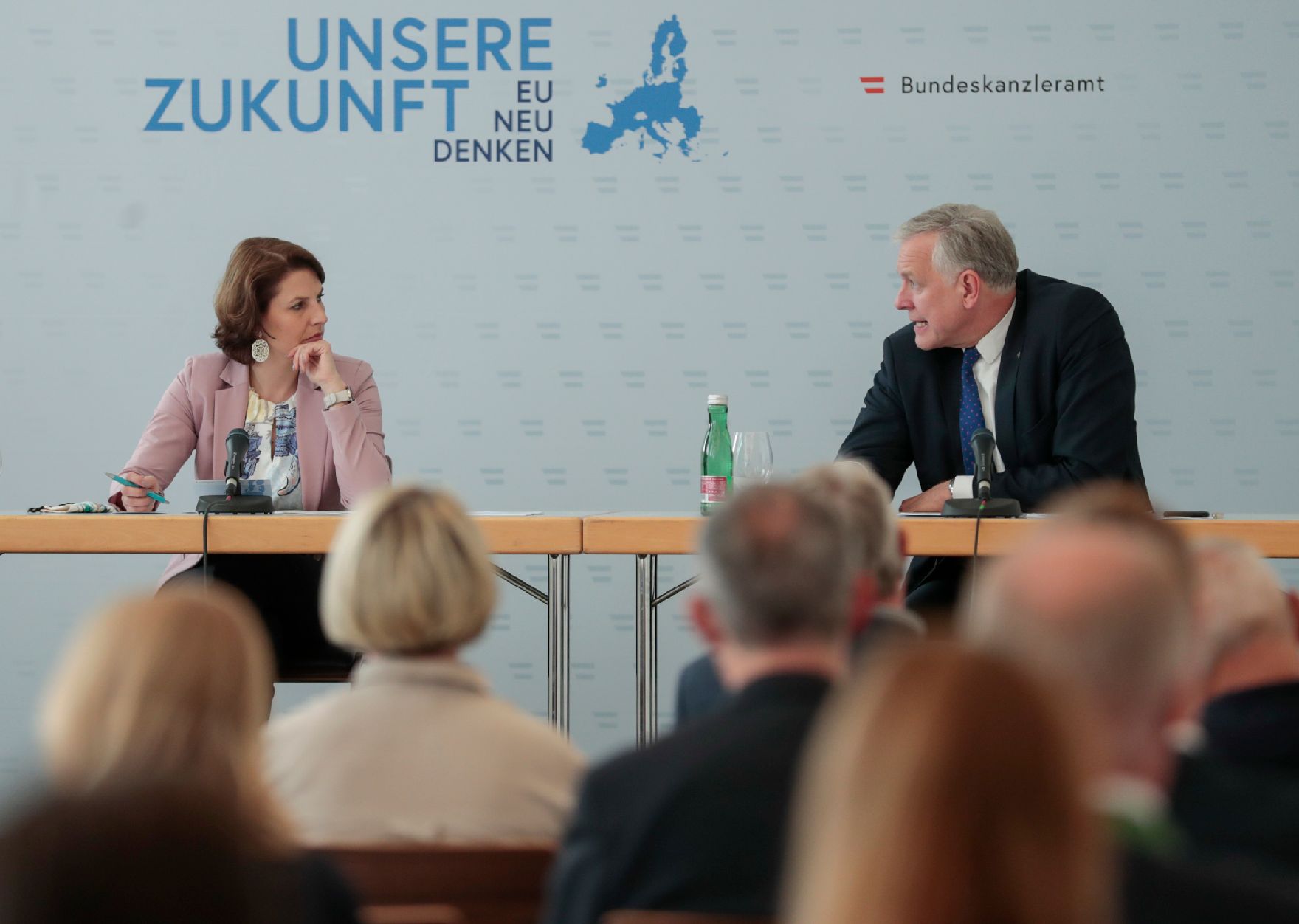 Am 26. Juni 2020 reiste Bundesministerin Karoline Edtstadler (l.) anlässlich eines Bundesländertags nach Niederösterreich. Im Bild mit dem niederösterreichischen Landesrat Martin Eichtinger (r.) beim Dialog über die Zukunft der EU mit EU-Gemeinderäten.