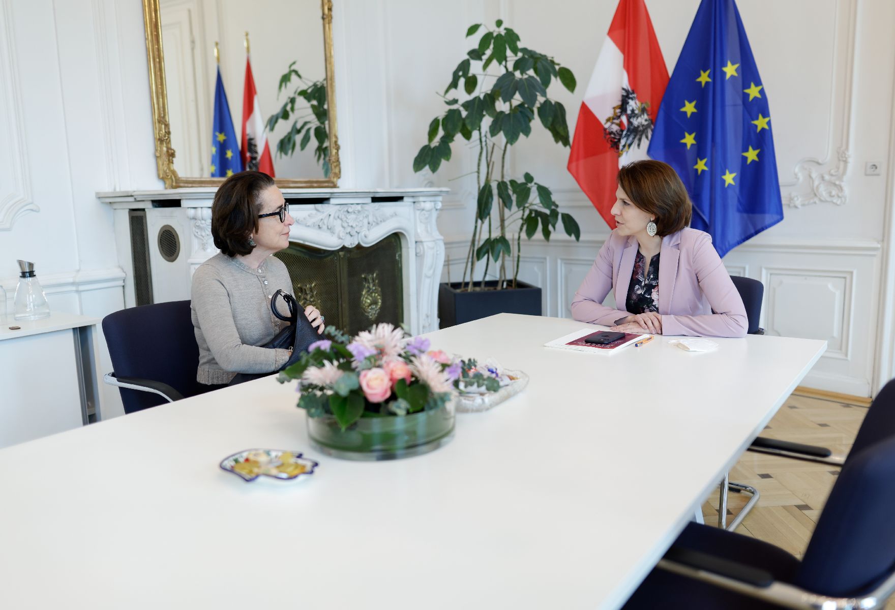 Am 12. Jänner 2021 empfing Bundesministerin Karoline Edtstadler (r.) die Vorsitzende der Bioethikkommission, Christiane Druml (l.) zu einem Gespräch.