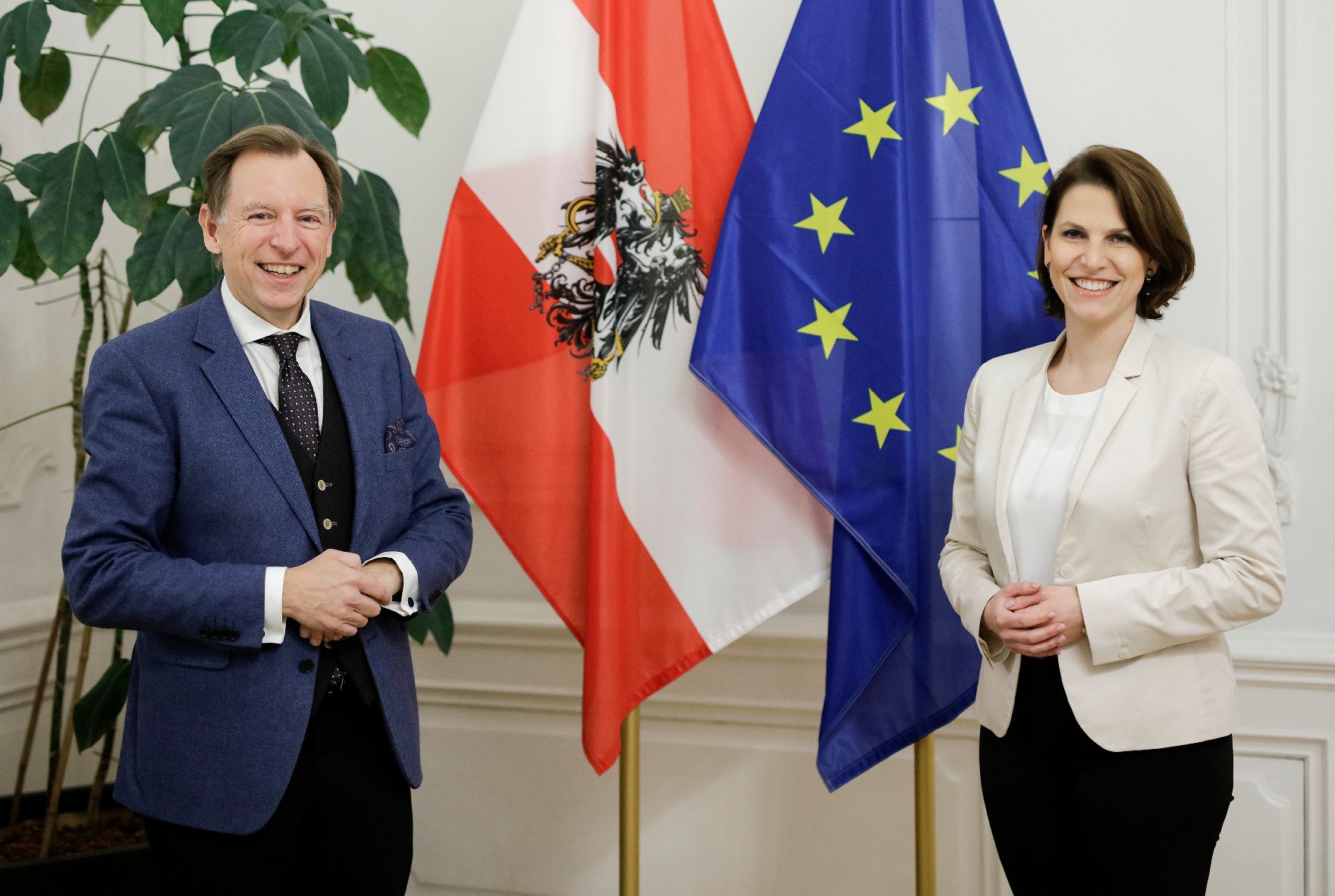 Am 11. Jänner 2021 empfing Bundesministerin Karoline Edtstadler (r.) den Bundesratspräsident Christian Buchmann (l.) zu einem Gespräch.