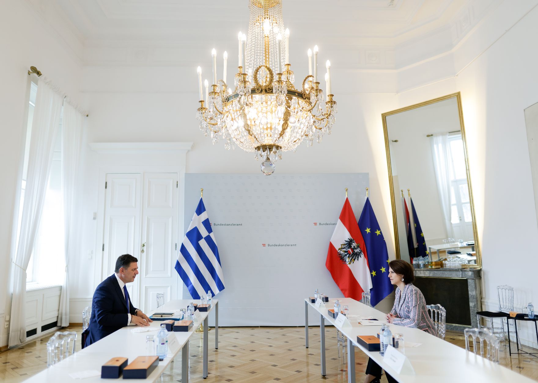 Am 11. Februar 2021 empfing Bundesministerin Karoline Edtstadler (r.) den griechischen Außen- und Europaminister Miltiadis Varvitsiotis (l.) im Bundeskanzleramt.