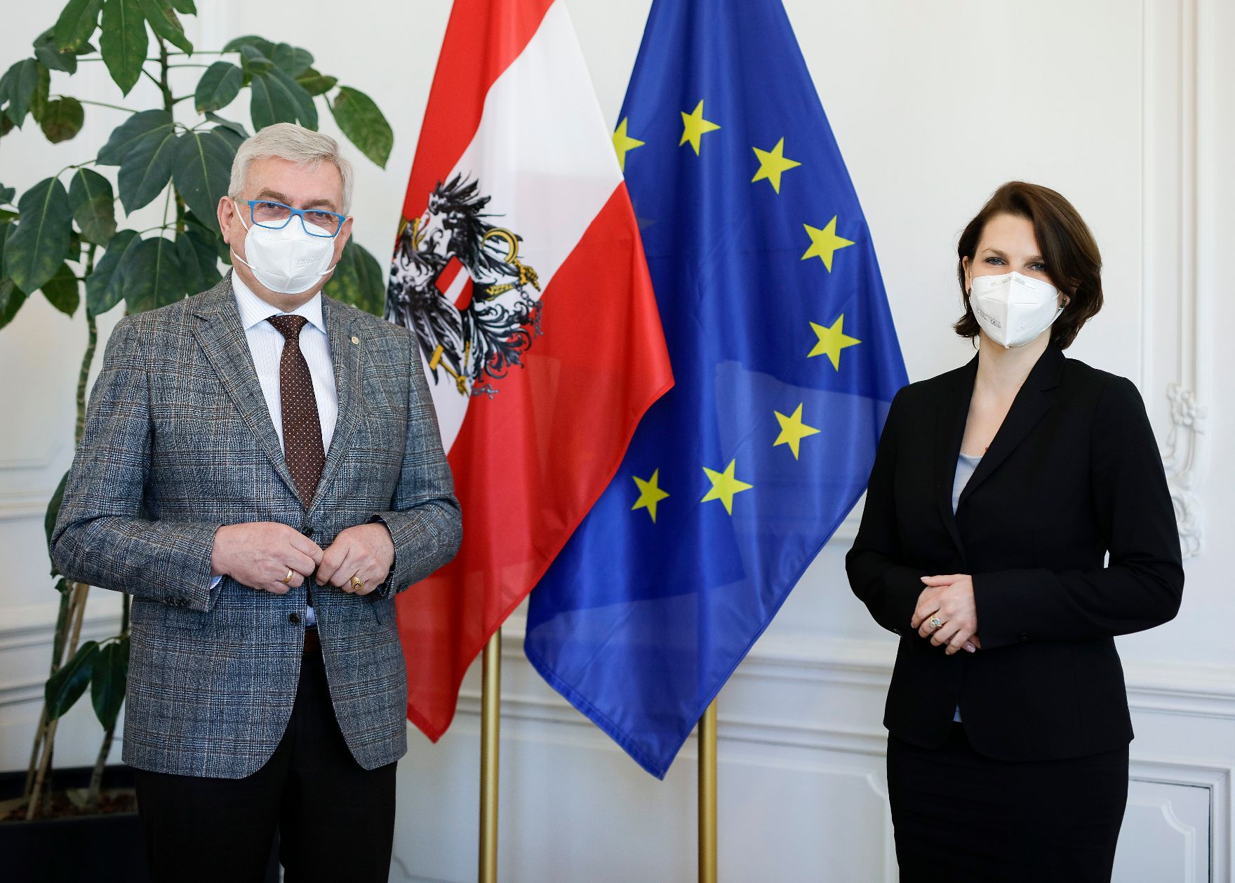 Am 15. Februar 2021 empfing Bundesministerin Karoline Edtstadler (r.) den Präsidenten des Niederösterreichischen Gemeindebunds Alfred Riedl (l.) zu einem Gespräch.