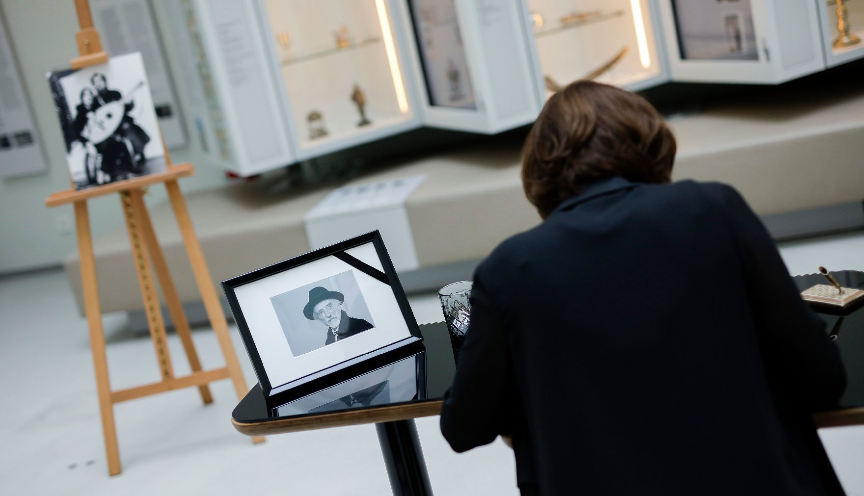 Am 16. Februar 2021 besuchte Bundesministerin Karoline Edtstadler das Jüdische Museum Wien. Im Bild beim Eintrag in das Kondolenzbuch für den österreichischen Künstler Arik Brauer.