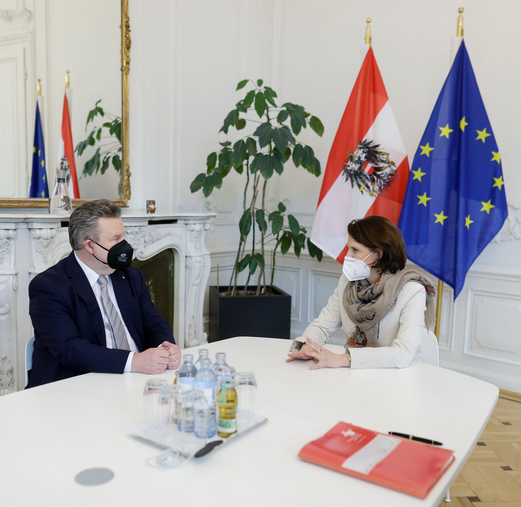 Am 17. Februar 2021 empfing Bundesministerin Karoline Edtstadler (r.) den Städtebund-Präsidenten und Wiener Bürgermeister Michael Ludwig (l.) zu einem Gespräch.