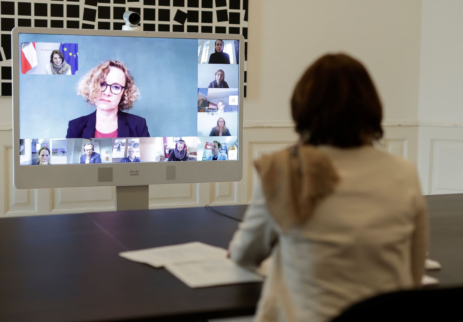 Am 17. Februar 2021 nahm Bundesministerin Karoline Edtstadler (im Bild) an einer Videokonferenz mit den NGO Dachverbänden teil.