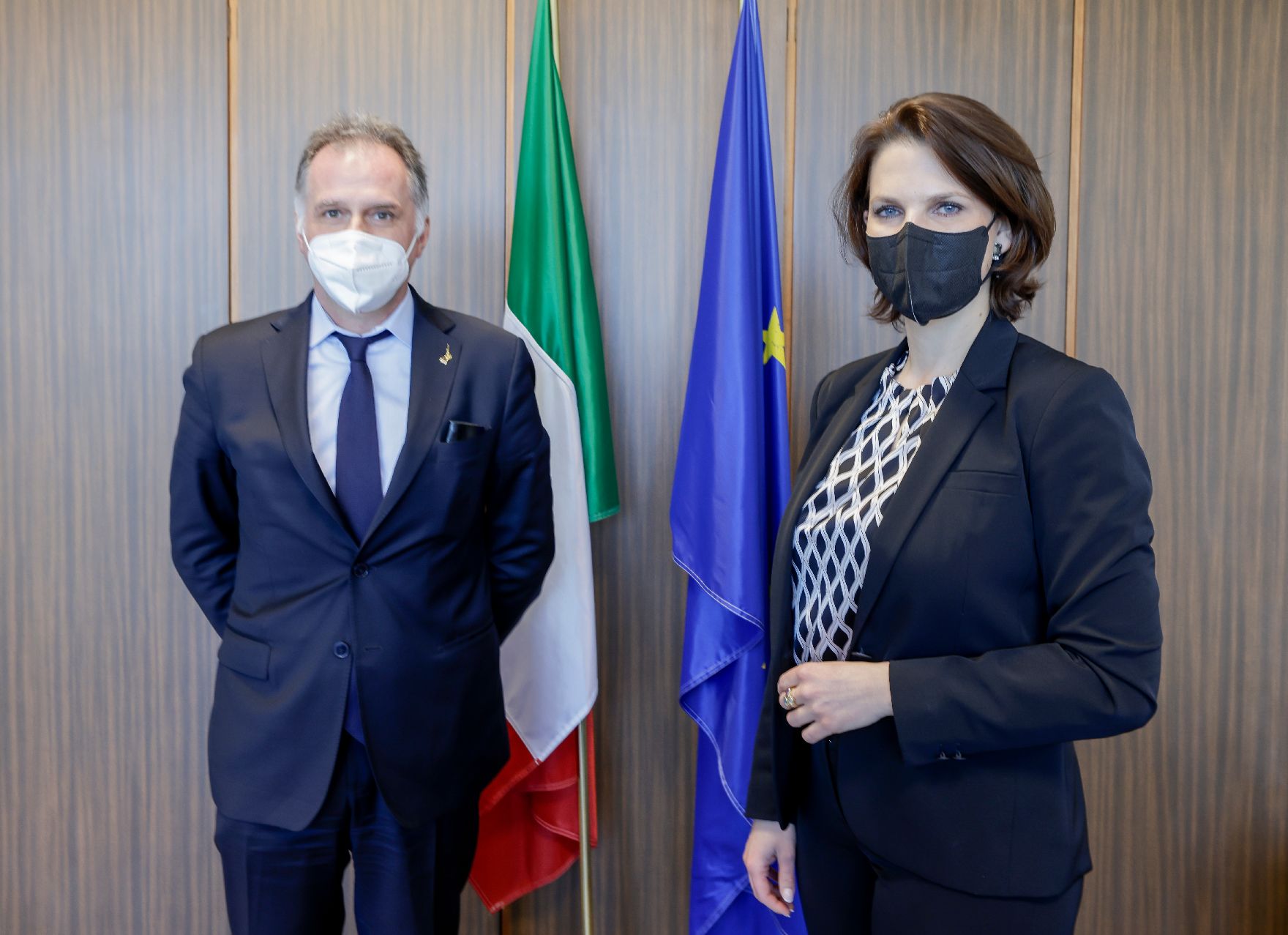Am 18. März 2021 traf Bundesministerin Karoline Edtstadler (r.) im Rahmen ihres Rombesuchs den italienischen Minister für Initiativen im Bereich Tourismus Massimo Garavaglia (l.).