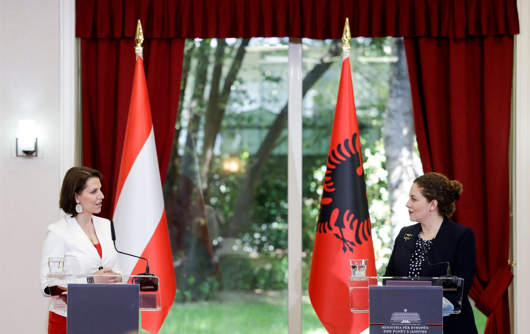 Am 6. Mai 2021 traf Bundesministerin Karoline Edtstadler (l.) im Rahmen ihres Besuchs in Albanien die Außenministerin Olta Xhaçka (r.). Im Bild bei einer gemeinsamen Pressekonferenz.