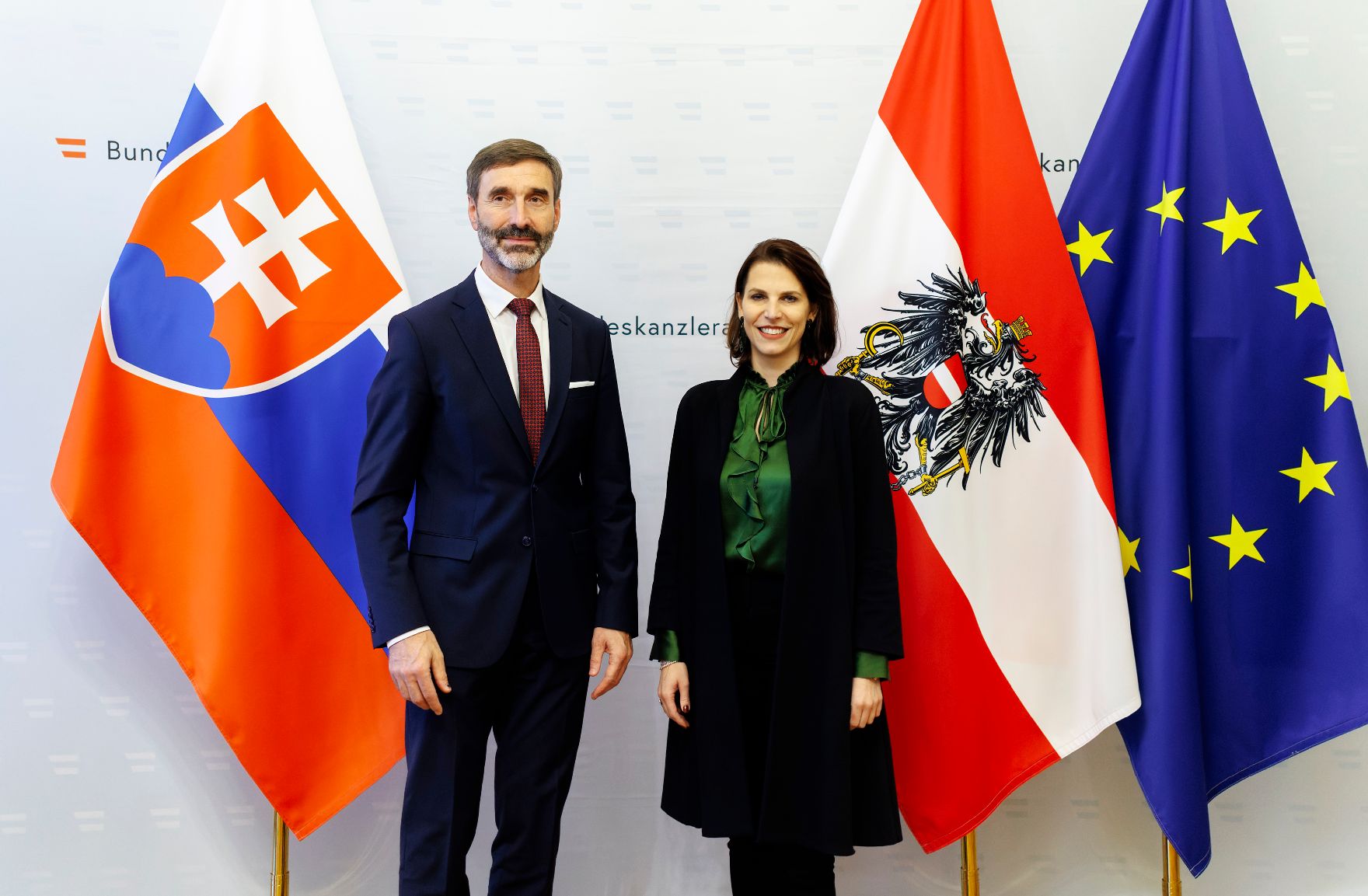 Am 22. November 2023 empfing Bundesministerin Karoline Edtstadler (r.) den slowakischen Außenminister Juraj Blanár (l.) zu einem Arbeitsgespräch.