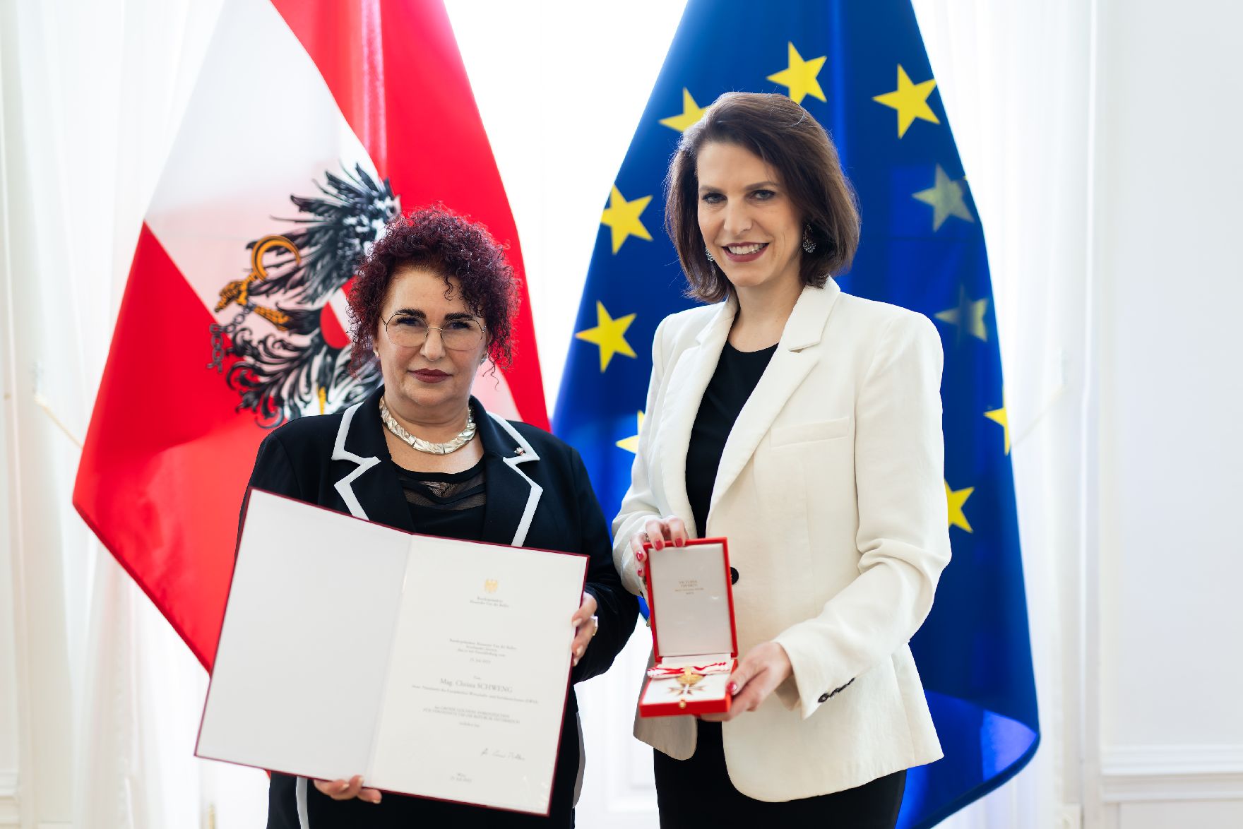 Am 30. Jänner 2024 überreichte Bundesministerin Karoline Edtstadler(r.) ein großes goldenes Ehrenzeichen für Verdienste um die Republik Österreich an Christa Schweng (l.).
