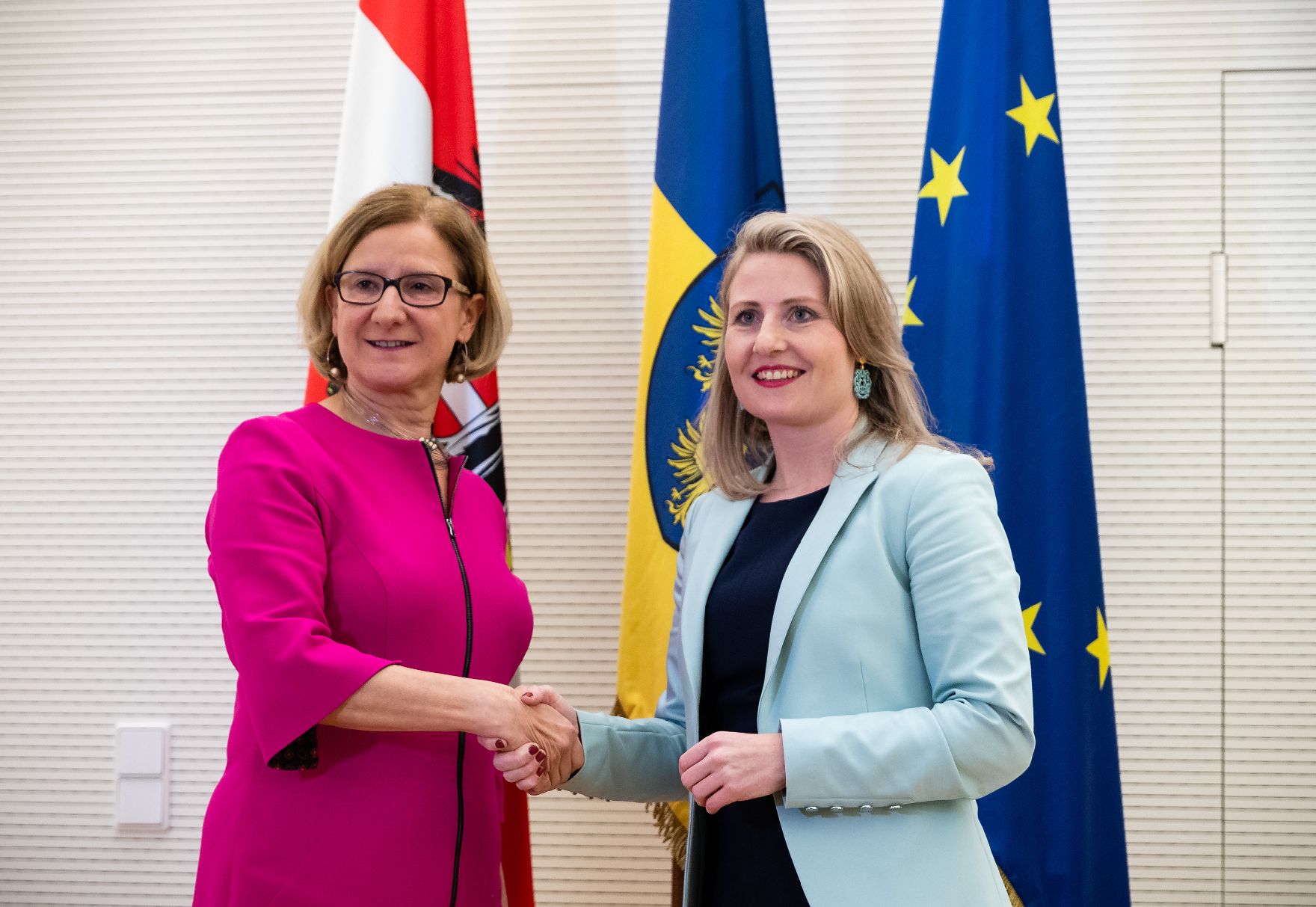 Am 10. Februar 2020 traf Bundesministerin Susanne Raab (l.) Landeshauptfrau Johanna Mikl-Leitner (r.) zu einem Arbeitsgespräch.