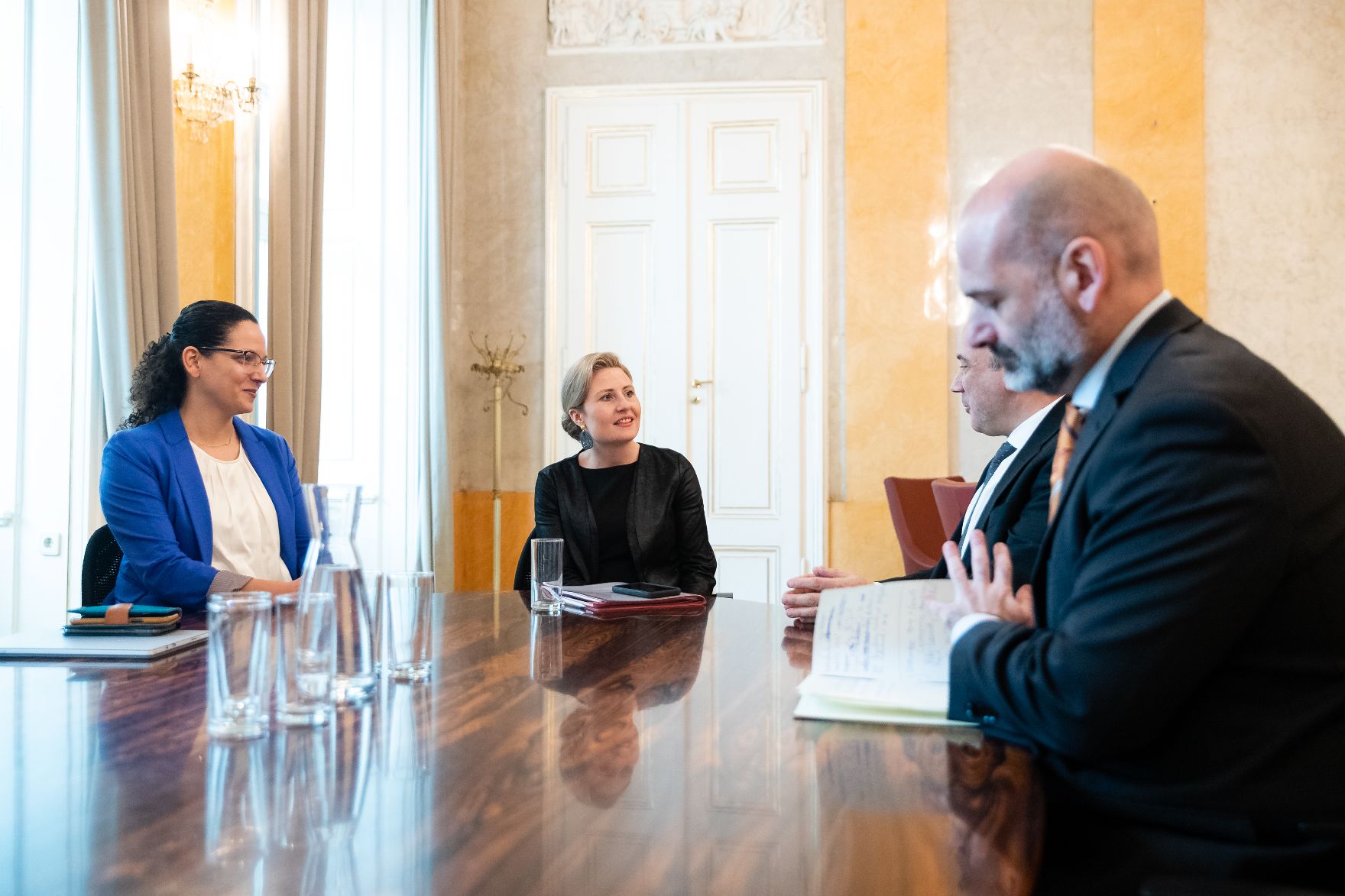 Am 11. Februar 2020 traf Bundesministerin Susanne Raab (m.) den israelischen Botschafter Mordechai Rodgold (2.v.r.) und Shimrit Maman (l.) zu einem Arbeitsgespräch.