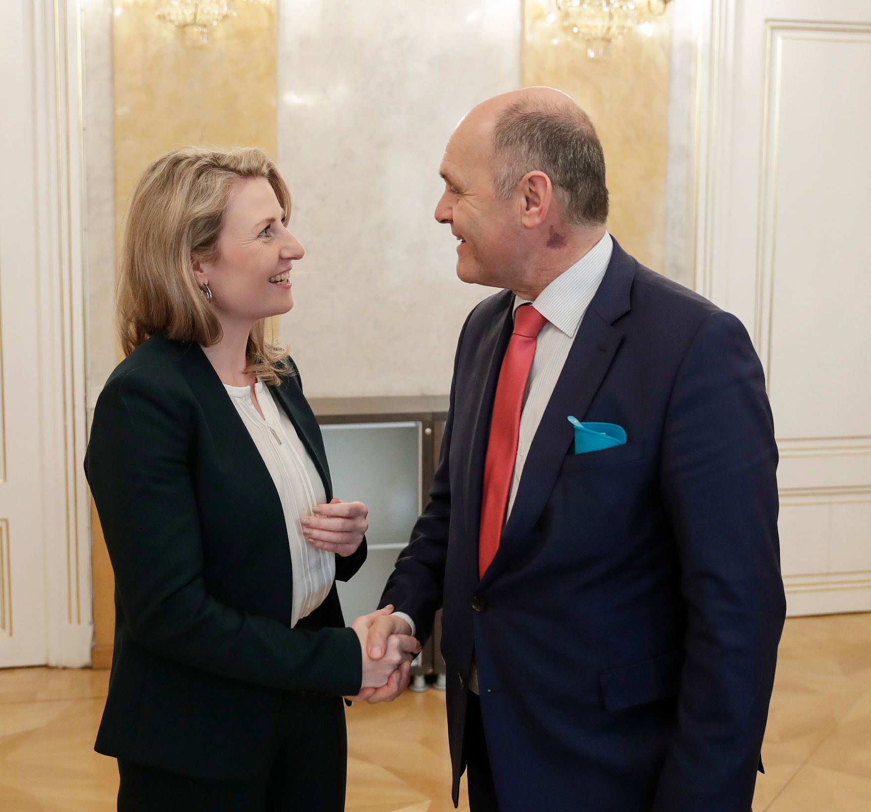 Am 21. Februar 2020 empfing Bundesministerin Susanne Raab (l.) den Präsident des Nationalrates Wolfgang Sobotka (r.). zu einem Gespräch.