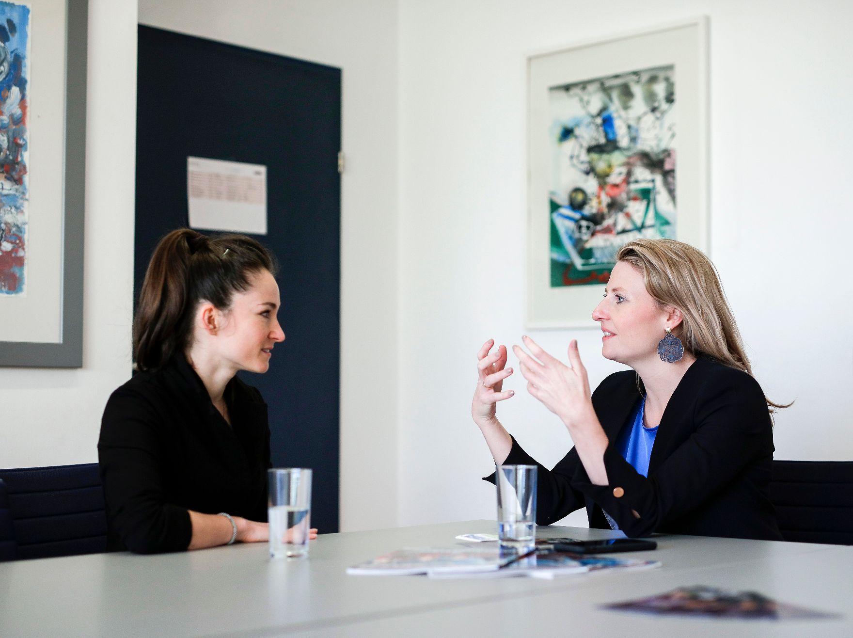 Am 28. Februar 2020 traf Bundesministerin Susanne Raab (r.) die Linienrichterin Sara Telek (l.) zu einem Gespräch.