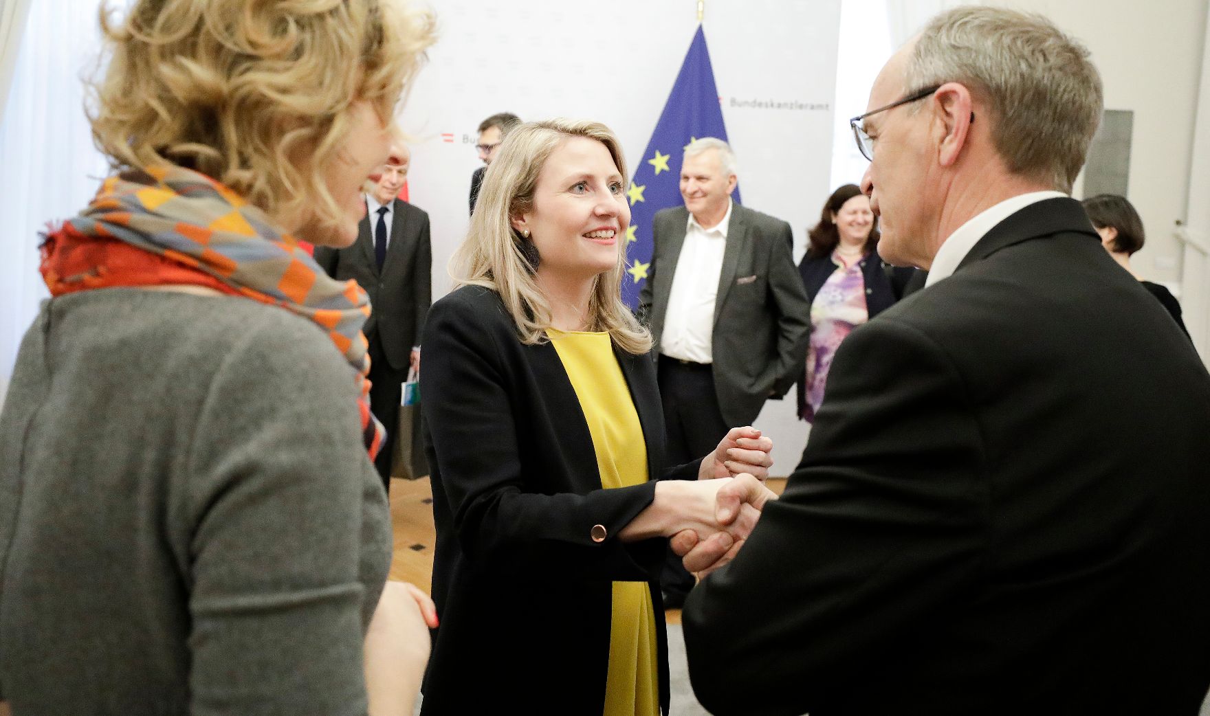 Am 28. Februar 2020 empfing Bundesministerin Susanne Raab (m.) die Volksgruppenbeiräte zu einem Gespräch im Bundeskanzleramt.