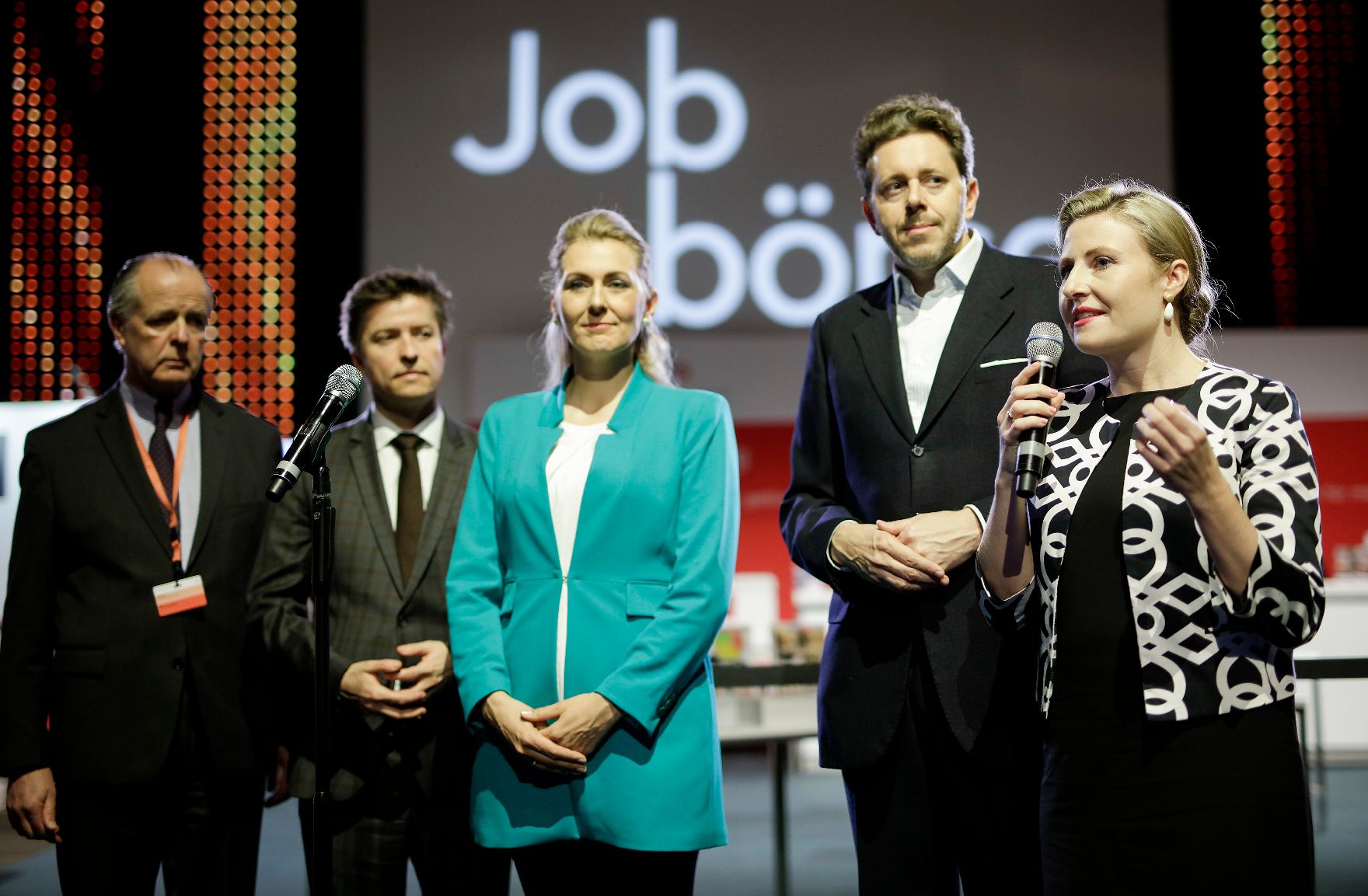 Am 3. März 2020 nahm Bundesministerin Susanne Raab (r.) gemeinsam mit Bundesministerin Christine Aschbacher (m.) an der Eröffnung der Jobmesse für Asylberechtigte in der Gösserhalle teil.