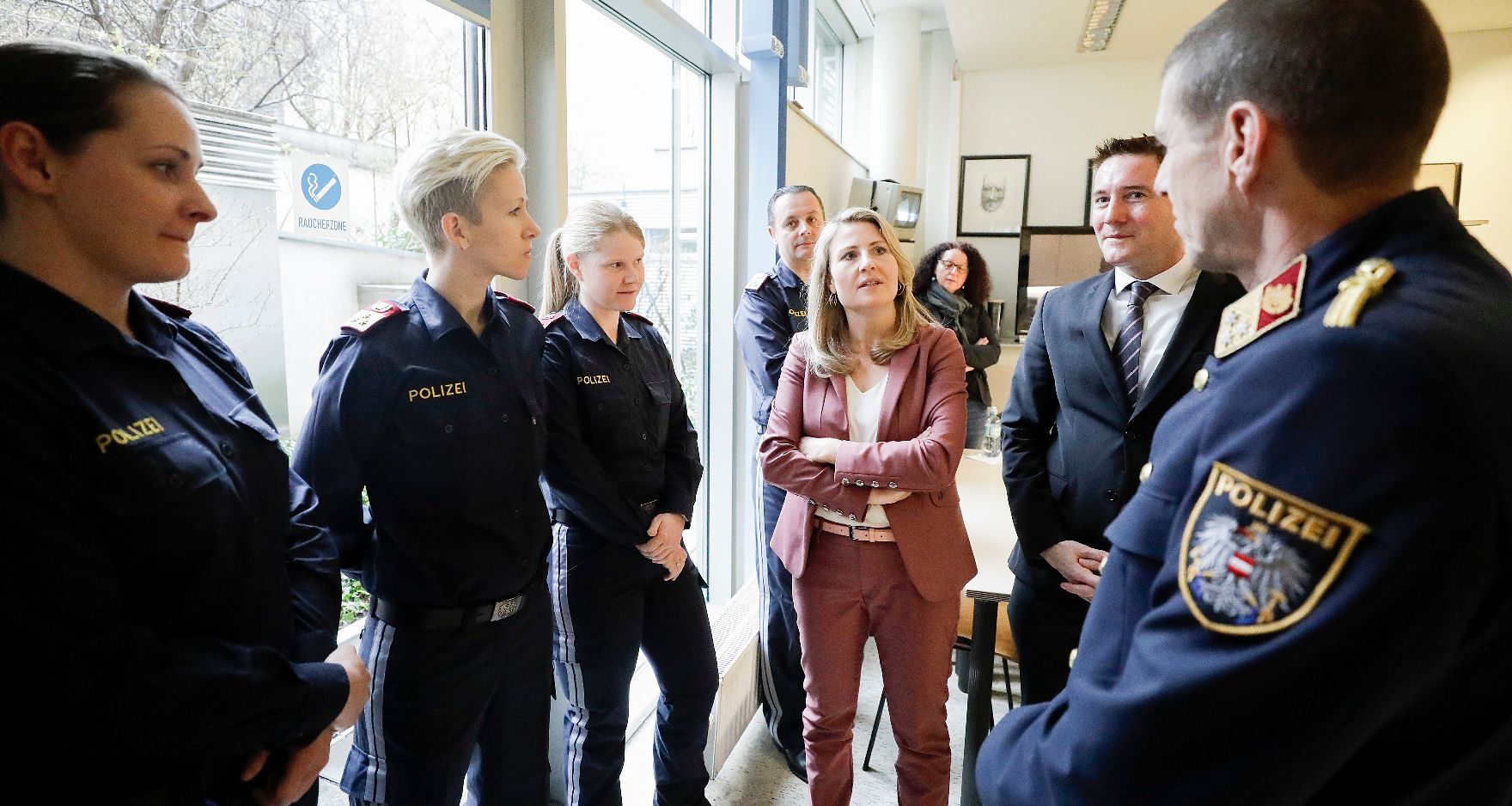 Am 6. März 2020 besuchte Bundesministerin Susanne Raab (m.) gemeinsam mit Bundesminister Karl Nehammer die Polizeiinspektion Fuhrmannsgasse in Wien.