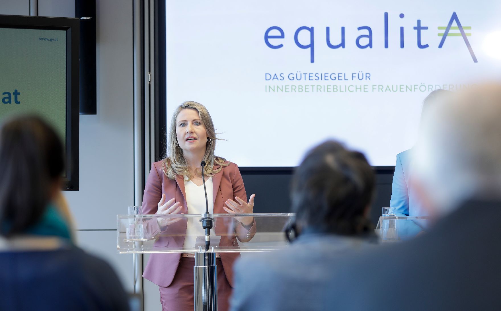 Am 6. März 2020 gab Bundesminister Susanne Raab (im Bild) gemeinsam mit Bundesministerin Margarete Schramböck eine Pressekonferenz zum Equal Pay Siegel.