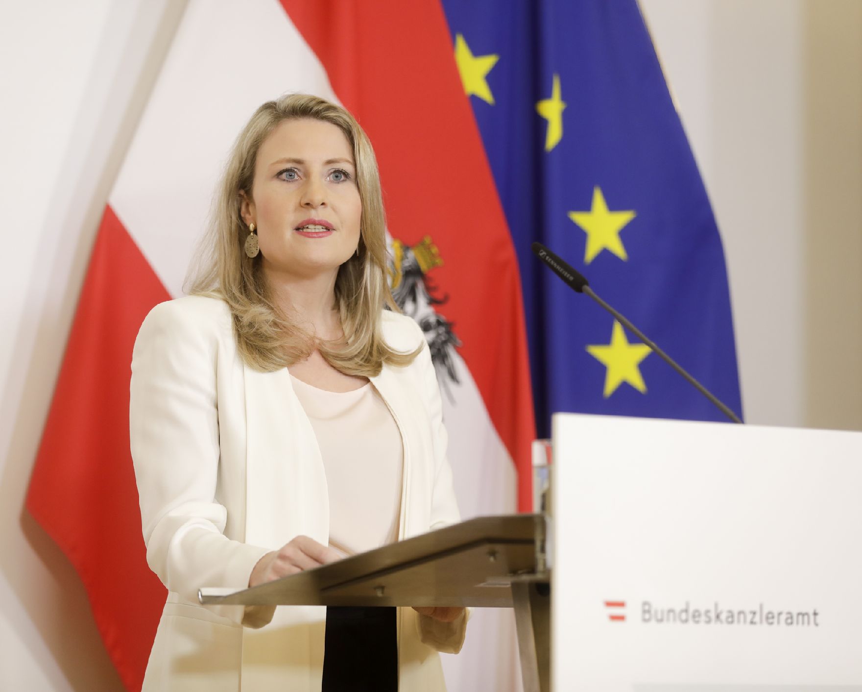 Am 19. März 2020 fand ein Pressestatement zu den Maßnahmen gegen die Krise im Bundeskanzleramt statt. Im Bild Bundesministerin Susanne Raab.